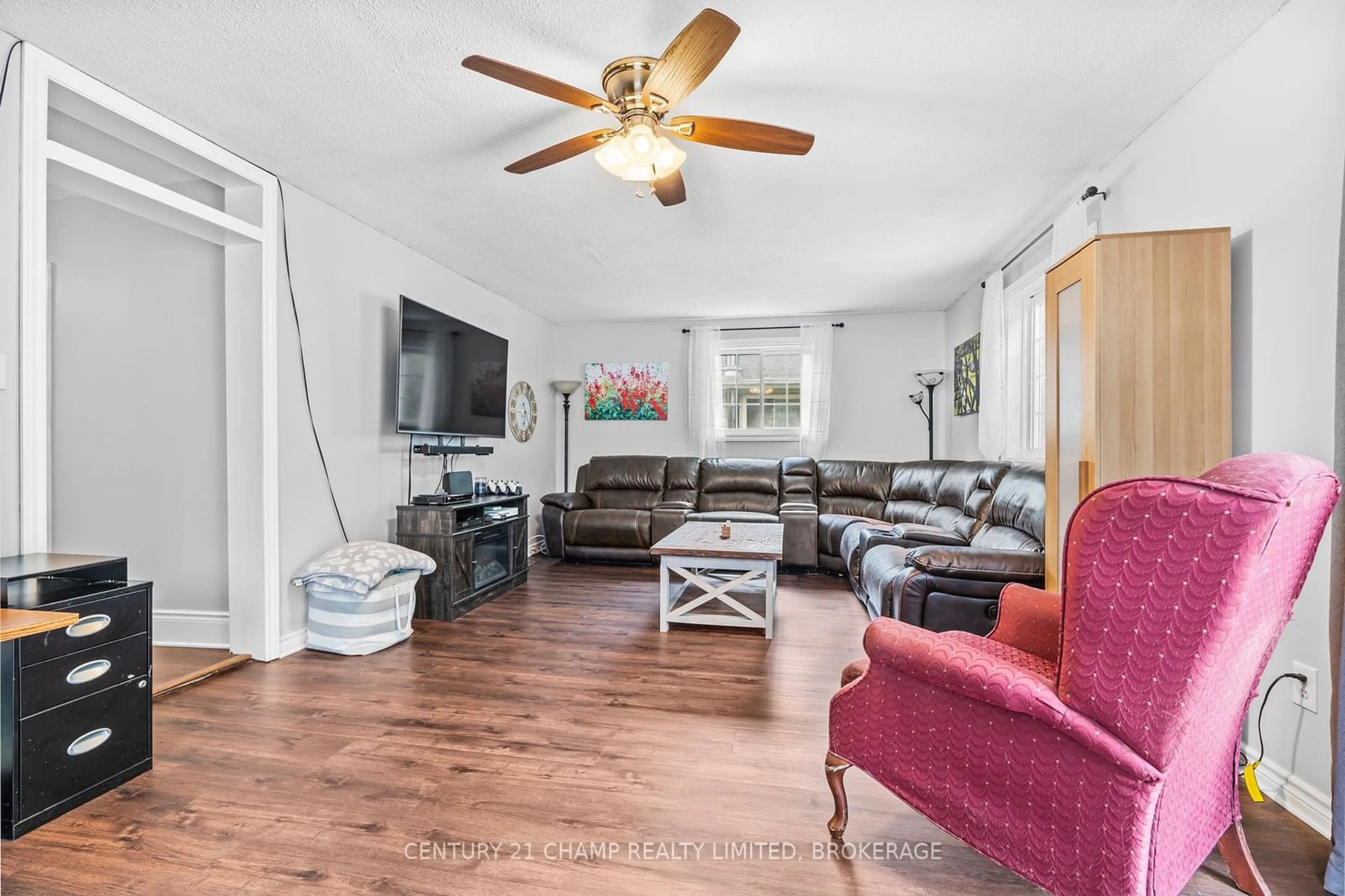 Living room with furniture, unknown for 6817 38, South Frontenac Ontario K0H 2W0