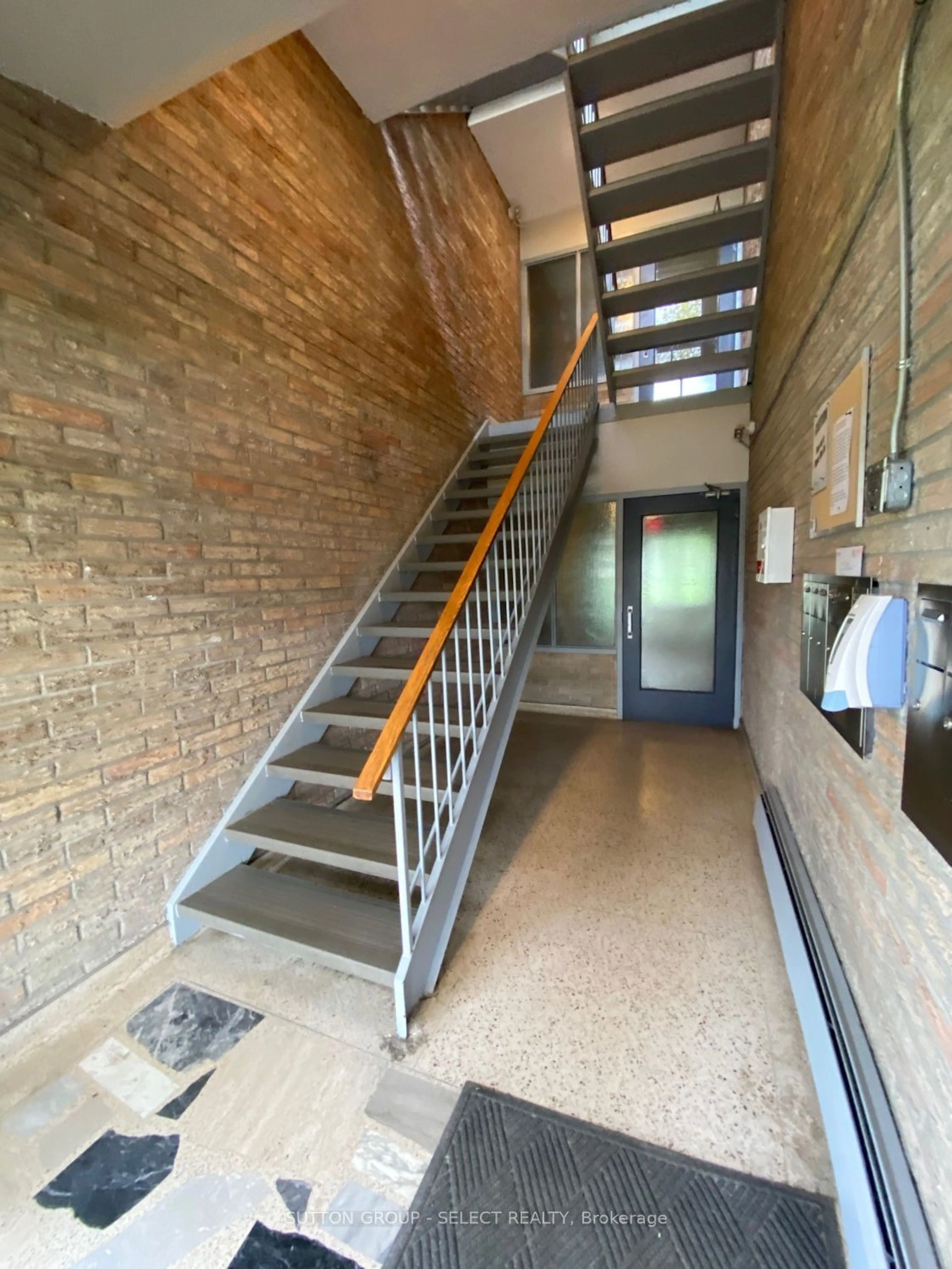 Indoor foyer for 625 Wonderland Rd #11, London Ontario N6K 1M1