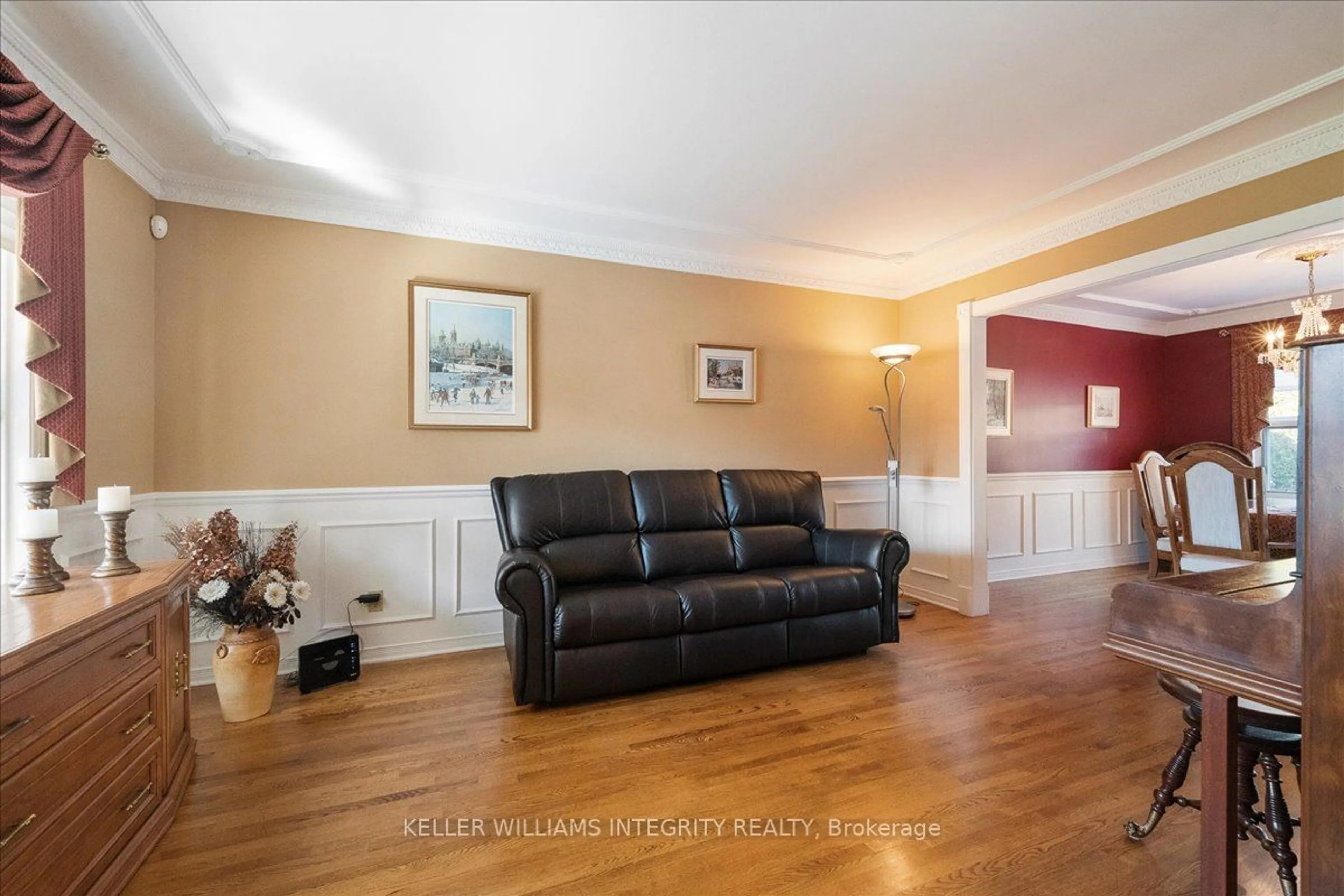 Living room with furniture, wood/laminate floor for 625 NORTHAMPTON Dr, Orleans - Cumberland and Area Ontario K4A 3H7