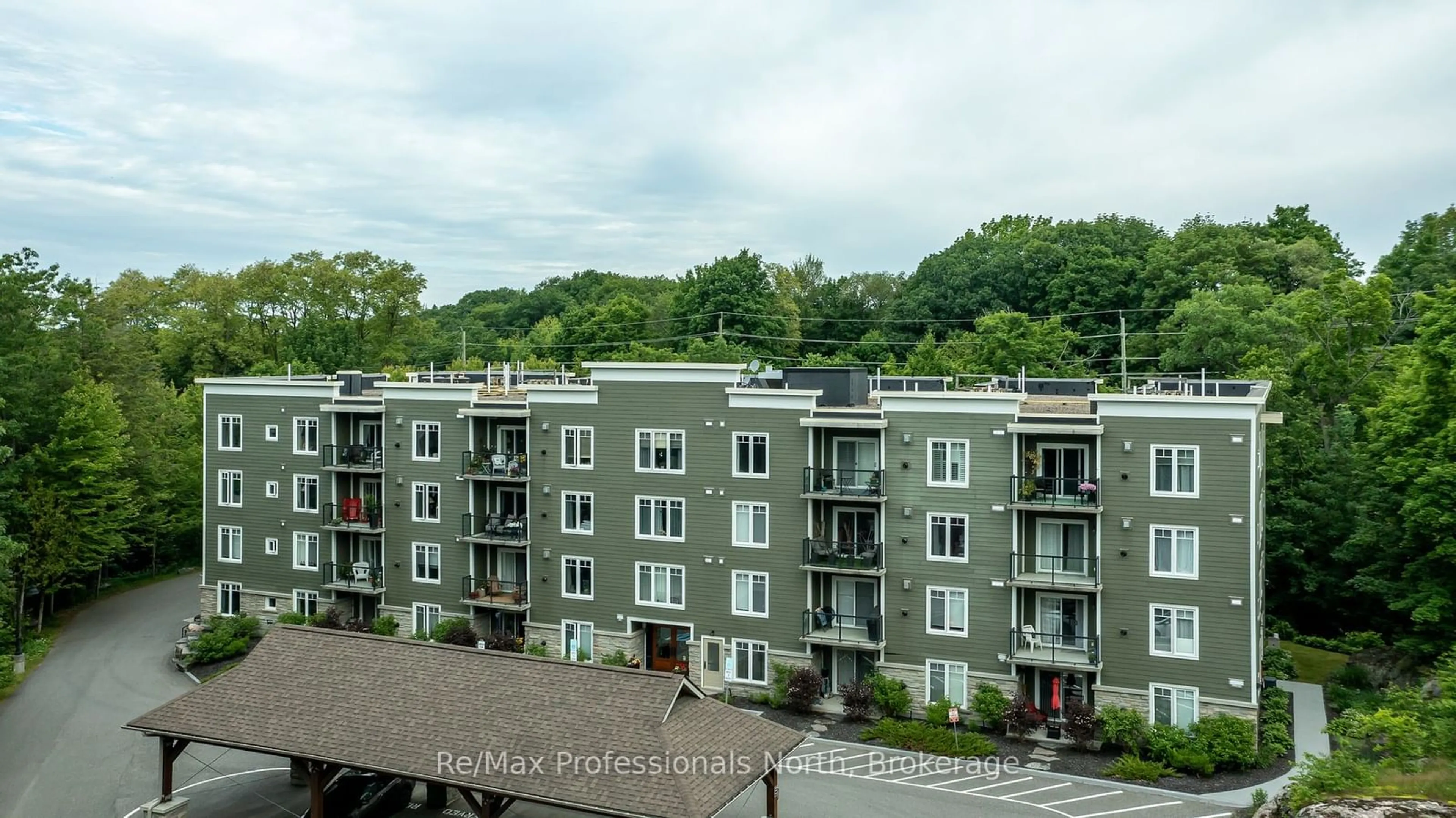 A pic from outside/outdoor area/front of a property/back of a property/a pic from drone, city buildings view from balcony for 391 JAMES St #104, Gravenhurst Ontario P1P 0A5