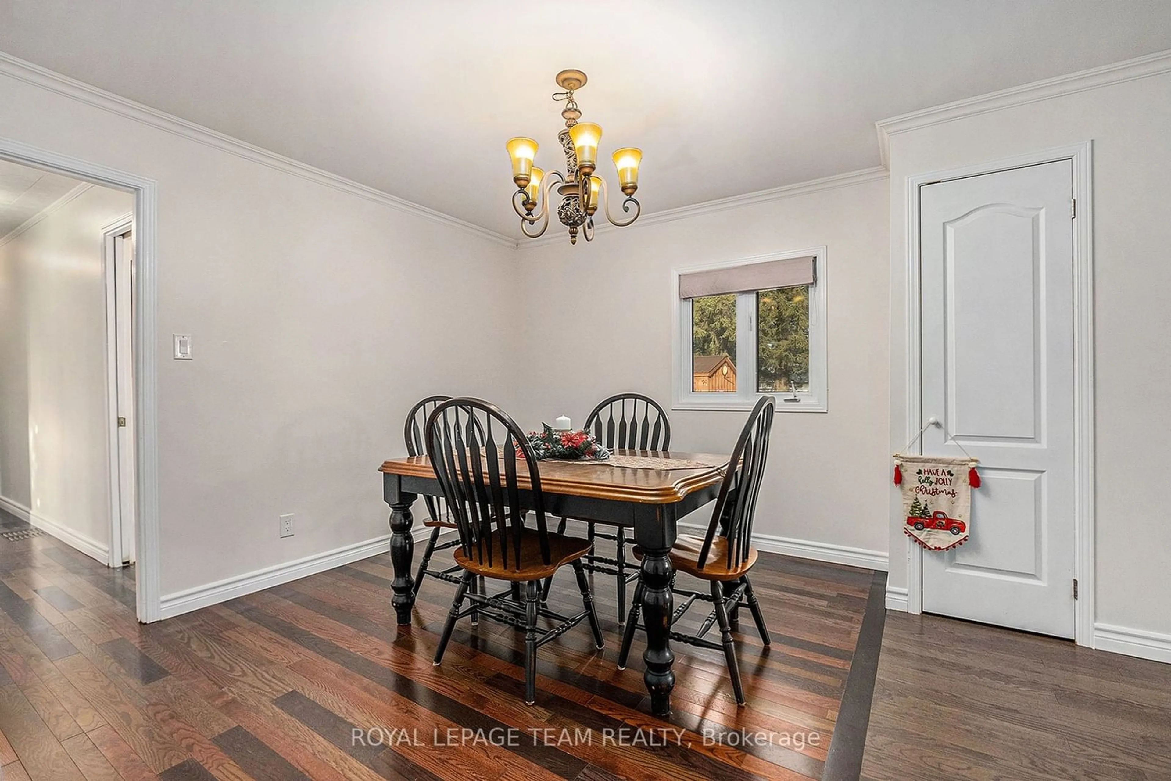 Dining room, wood/laminate floor for 463 Annable St, North Dundas Ontario K0C 2K0