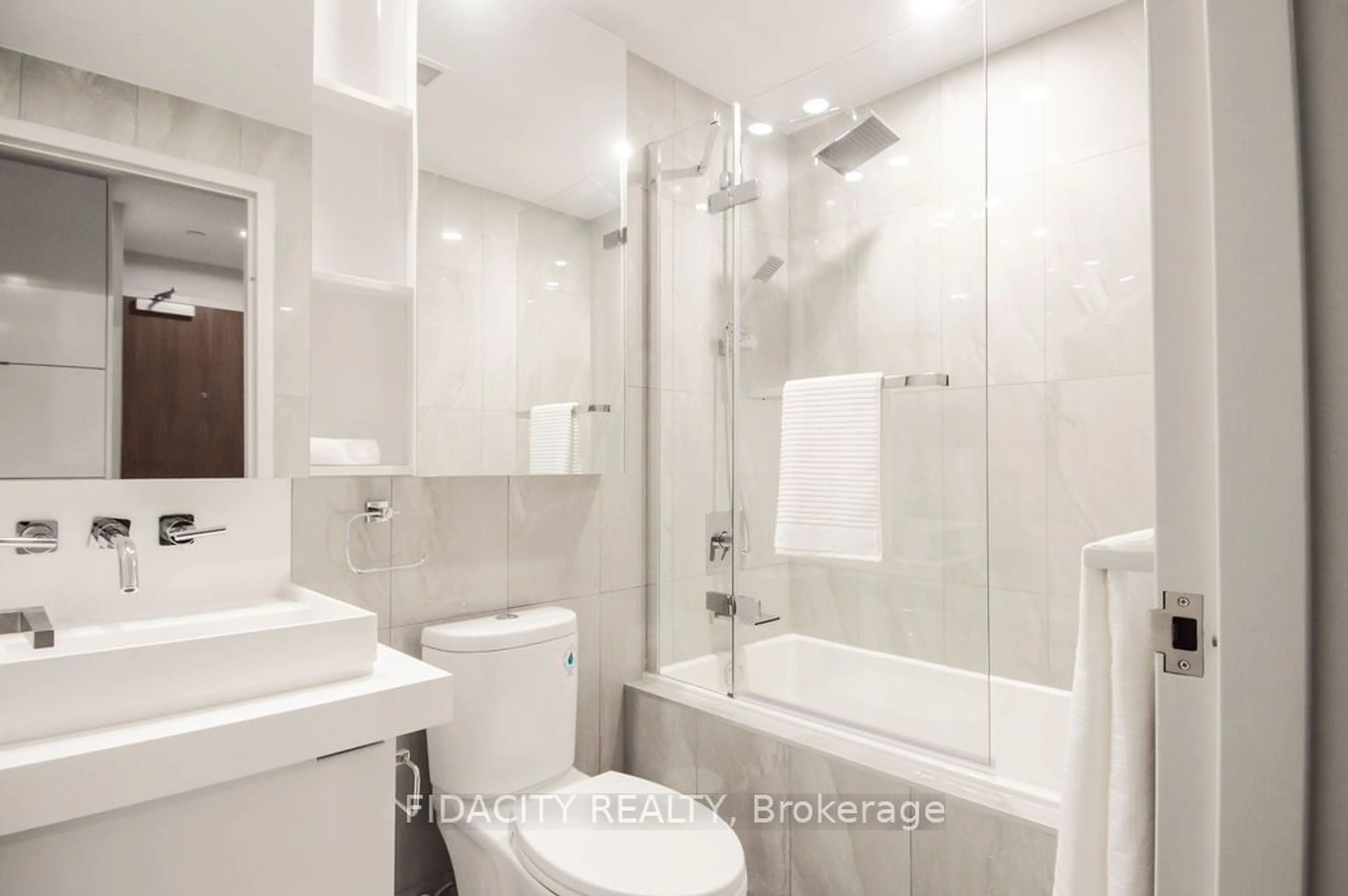 Standard bathroom, ceramic/tile floor for 101 Queen St #1402, Ottawa Centre Ontario K1P 0B7