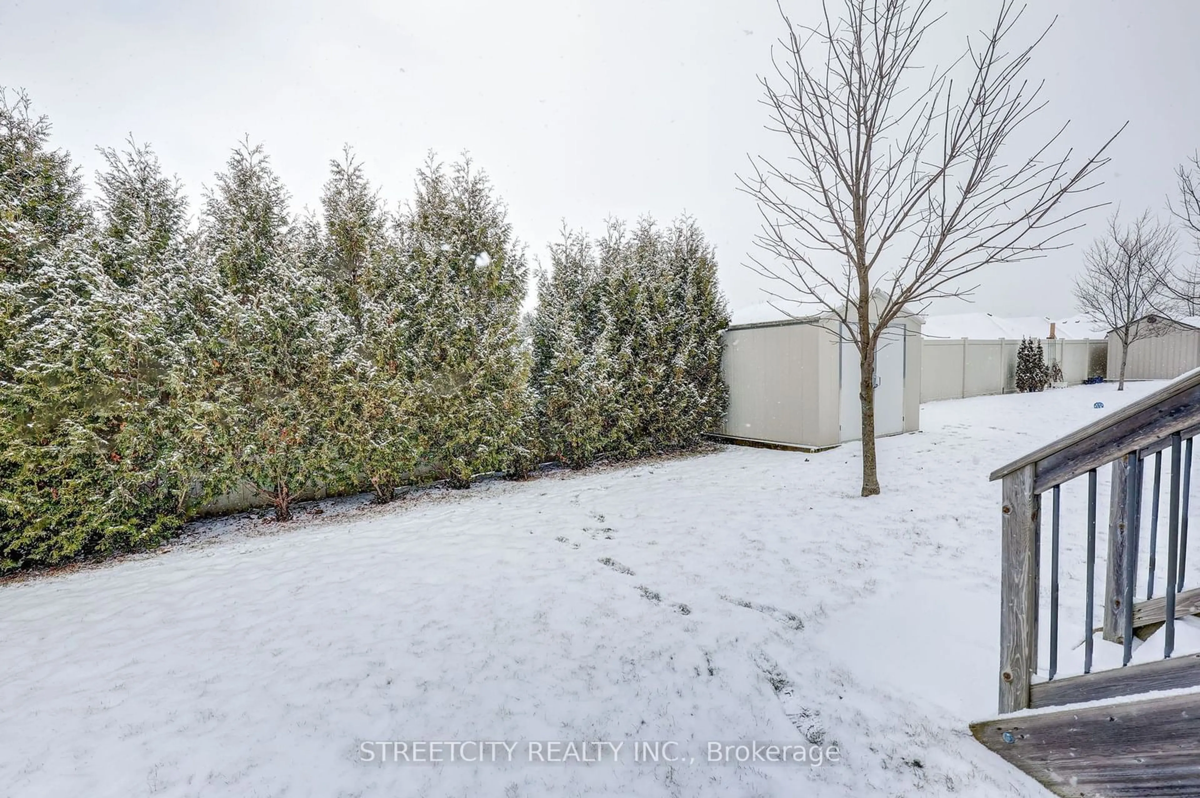 A pic from outside/outdoor area/front of a property/back of a property/a pic from drone, street for 14 Hampstead Crt, St. Thomas Ontario N5R 5M9