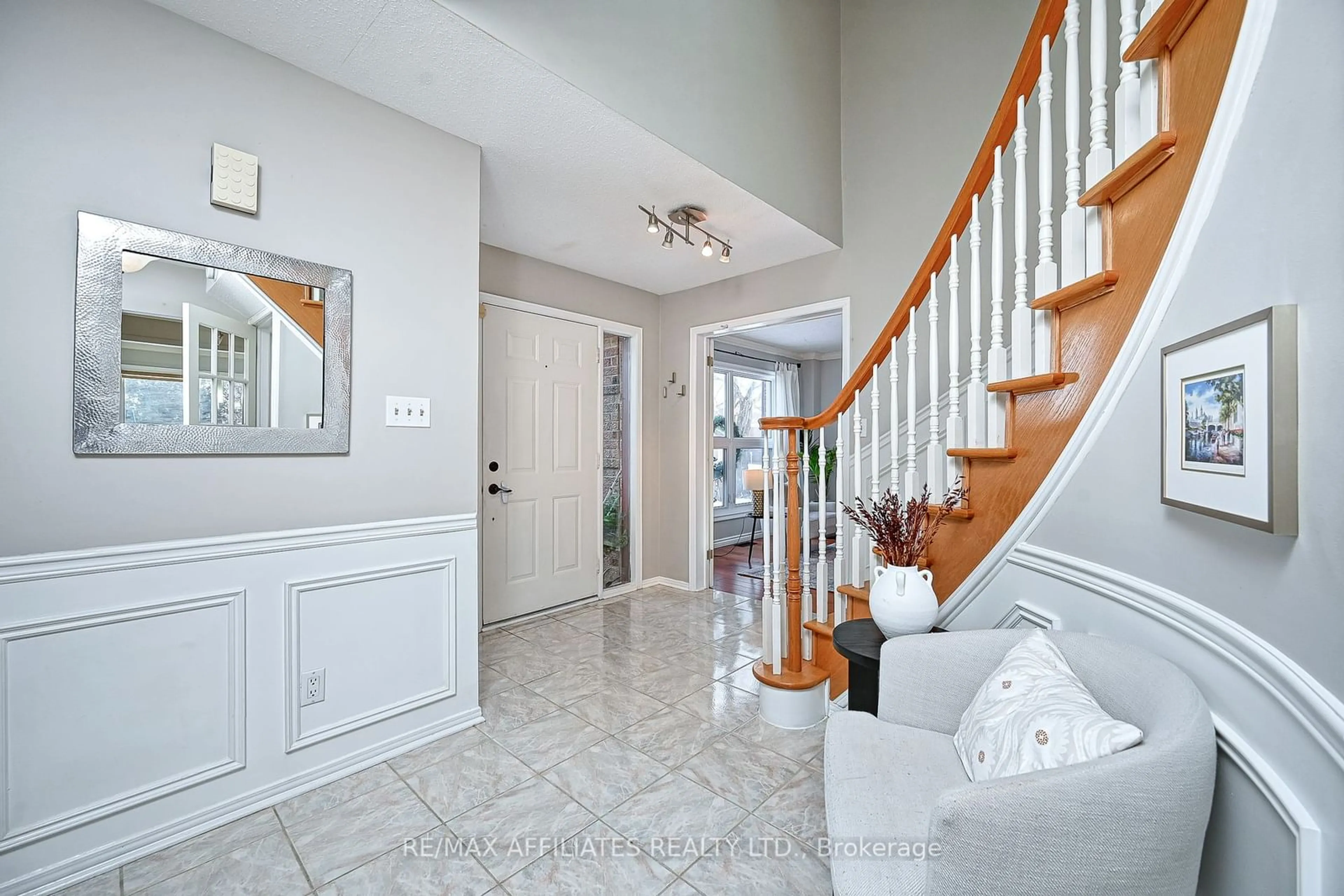 Indoor entryway for 6149 Voyageur Dr, Orleans - Convent Glen and Area Ontario K1C 2X5