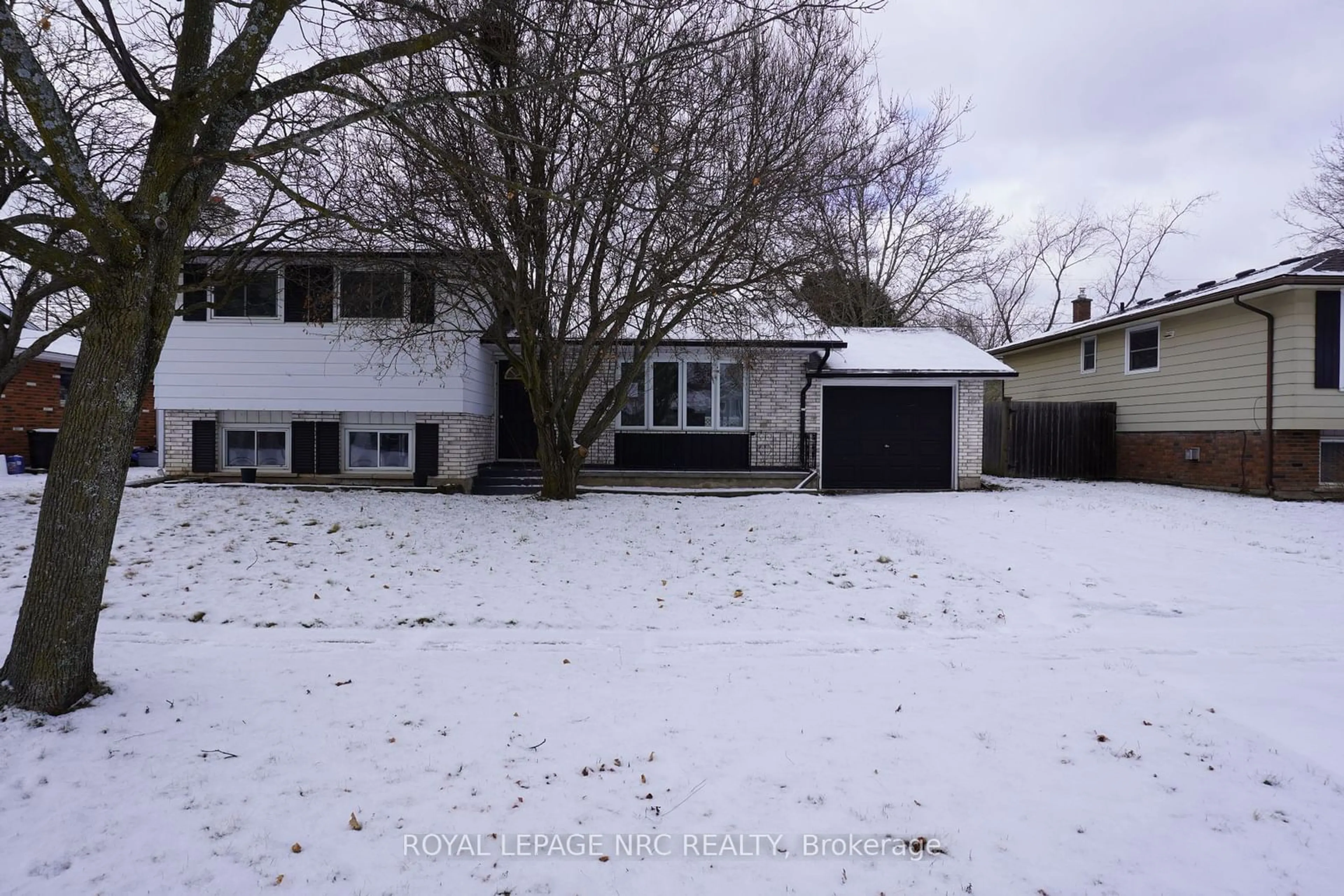 A pic from outside/outdoor area/front of a property/back of a property/a pic from drone, street for 21 Idylwood Rd, Welland Ontario L3C 1X2