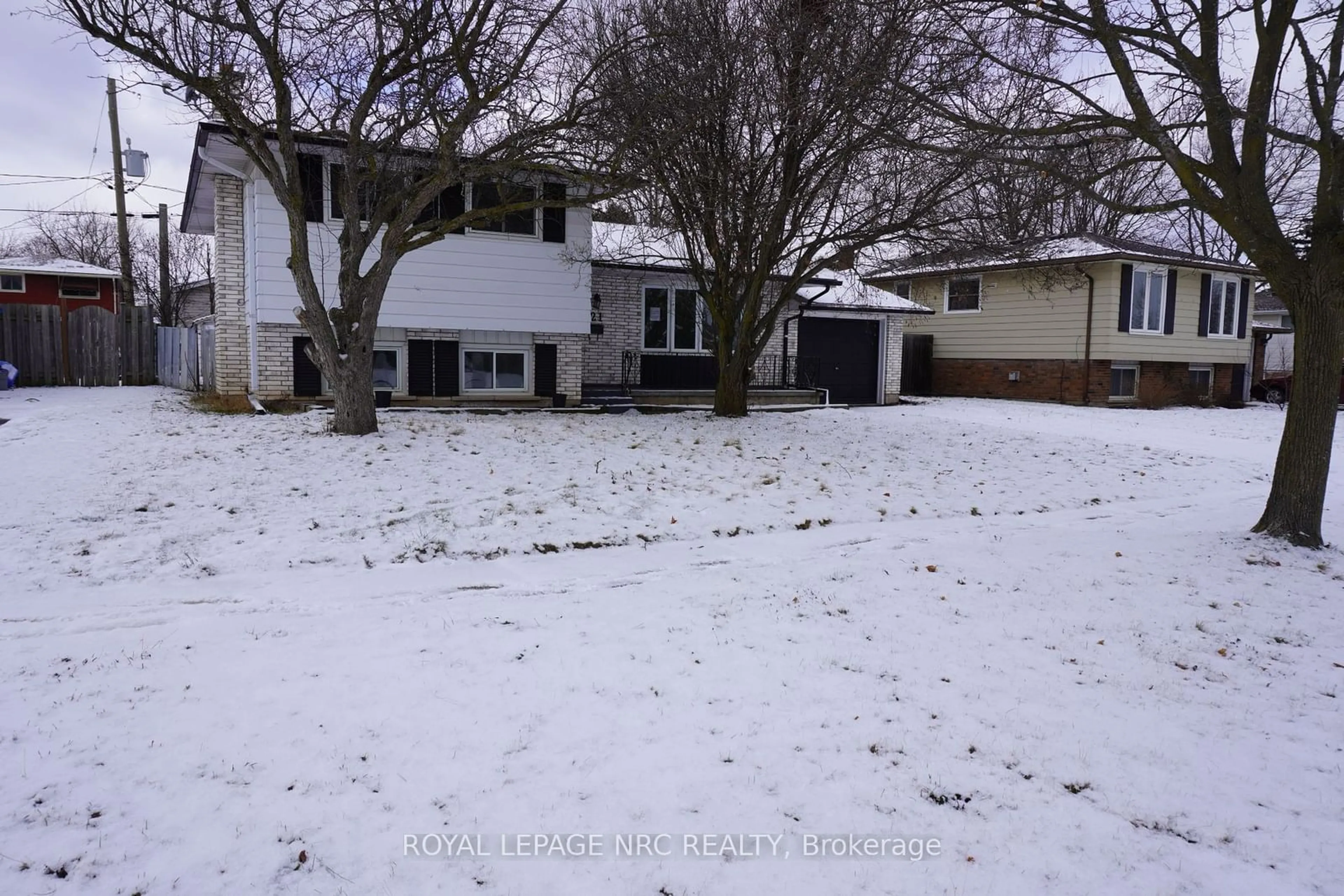 A pic from outside/outdoor area/front of a property/back of a property/a pic from drone, street for 21 Idylwood Rd, Welland Ontario L3C 1X2