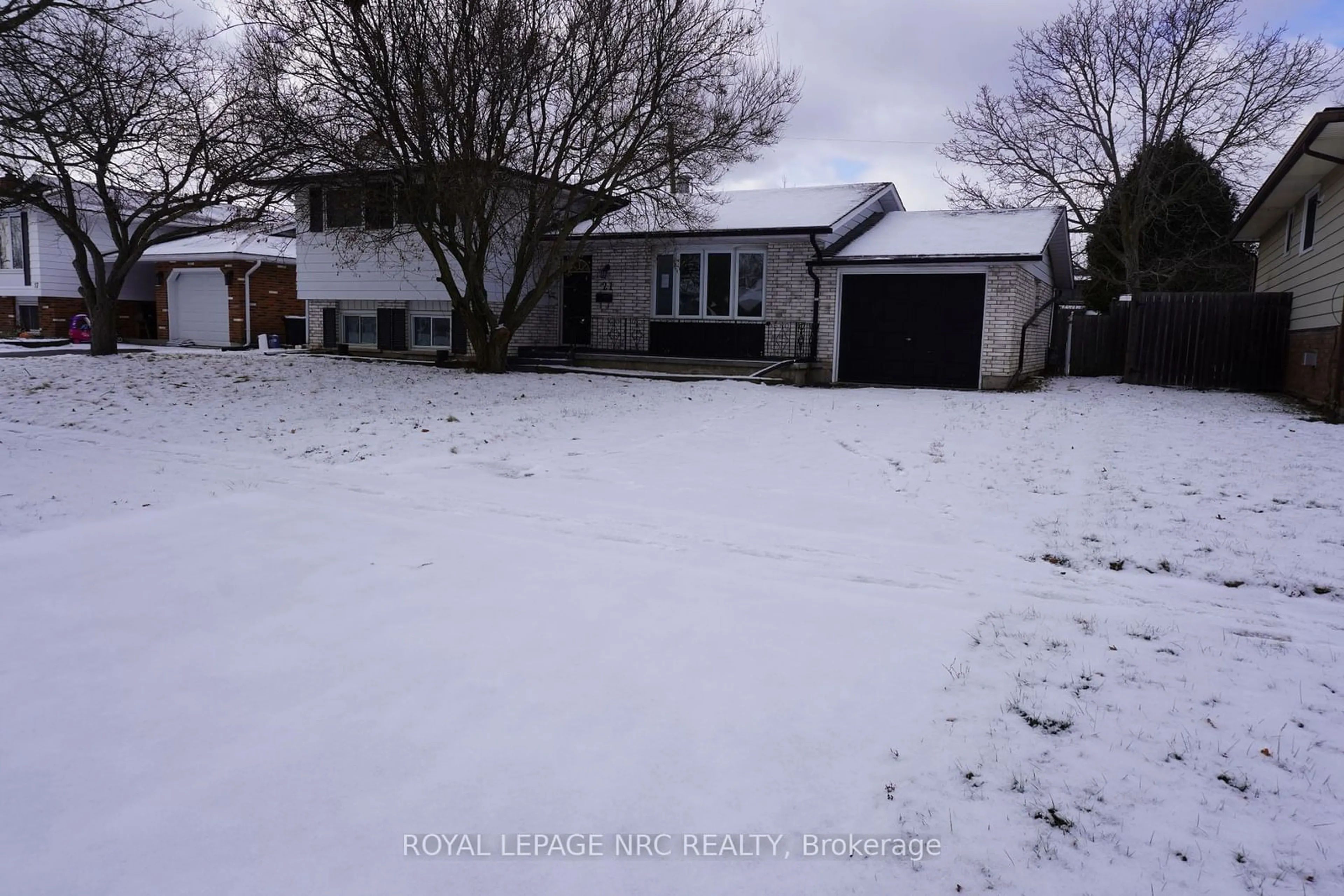 A pic from outside/outdoor area/front of a property/back of a property/a pic from drone, street for 21 Idylwood Rd, Welland Ontario L3C 1X2