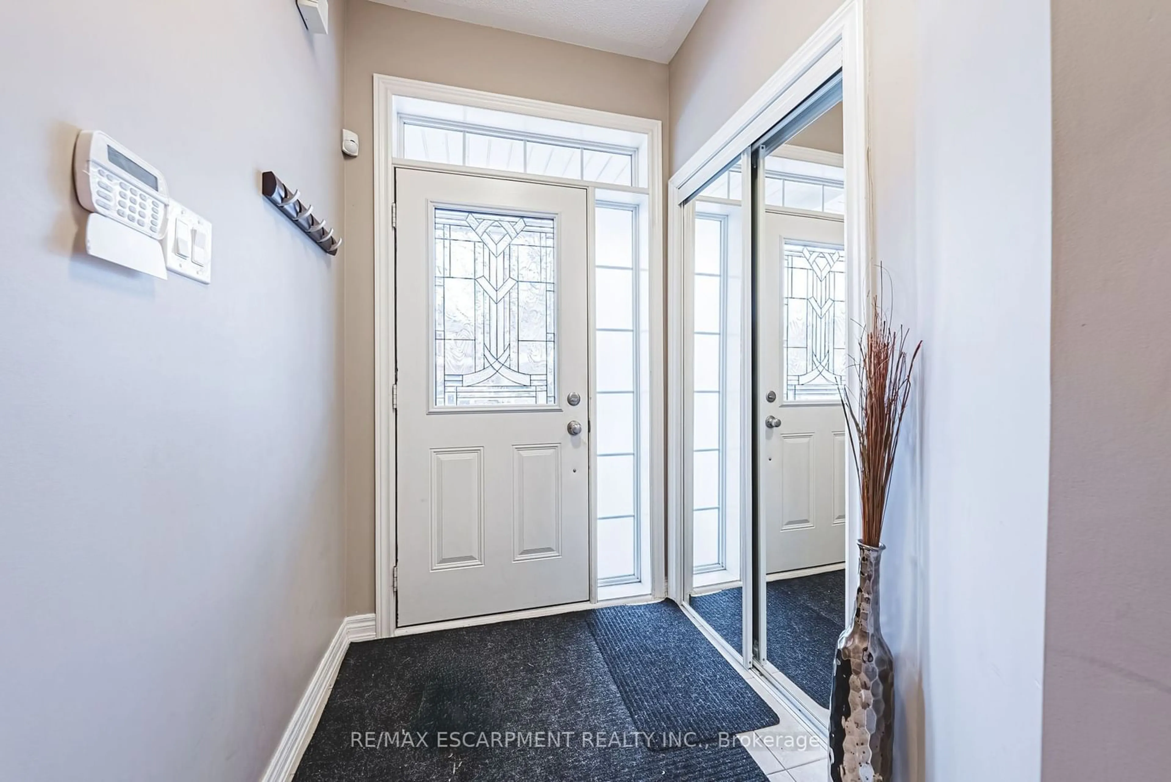 Indoor entryway for 65 Glendarling Cres, Hamilton Ontario L8E 0A9