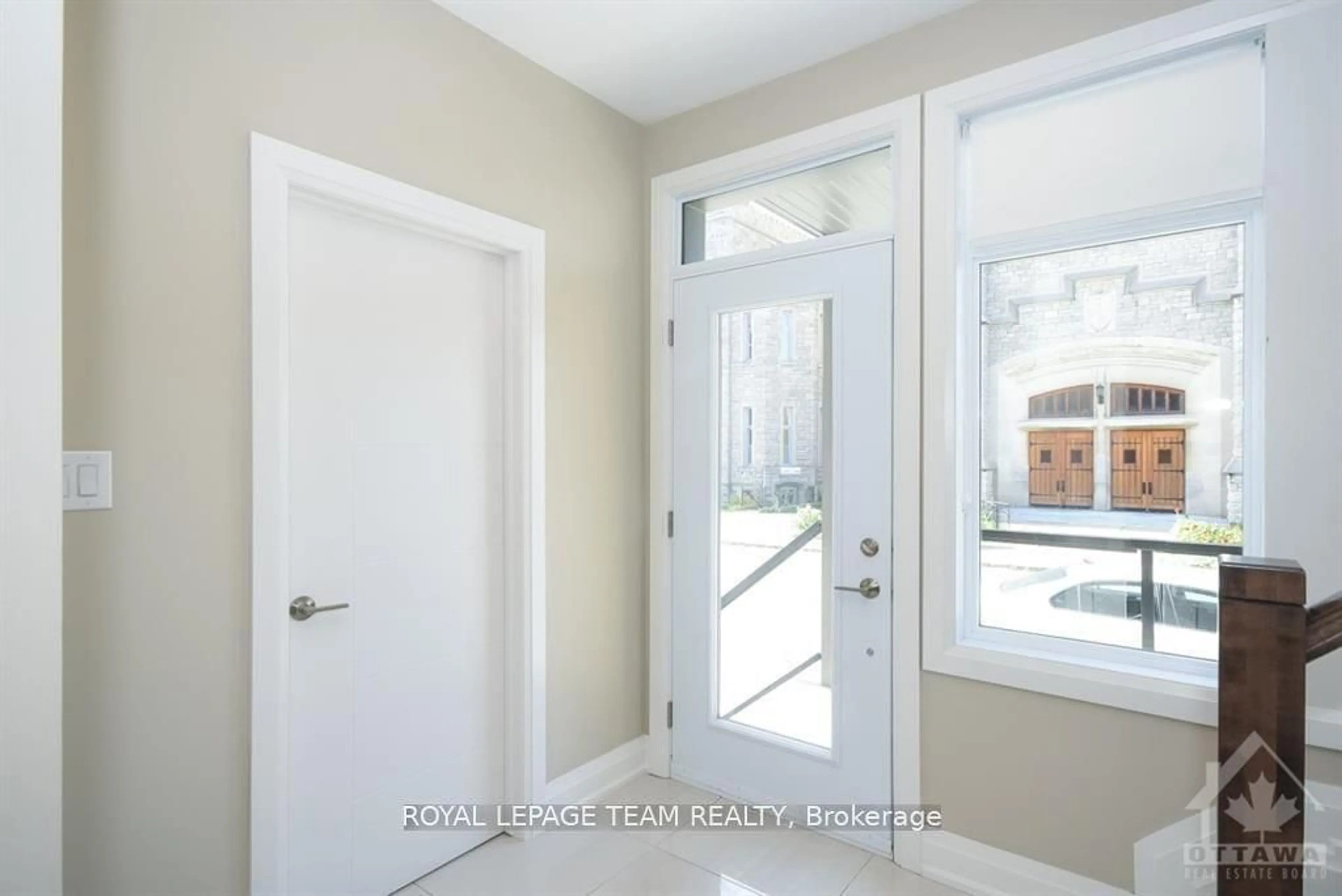 Indoor entryway for 82 EMPRESS Ave, West Centre Town Ontario K1R 7G2