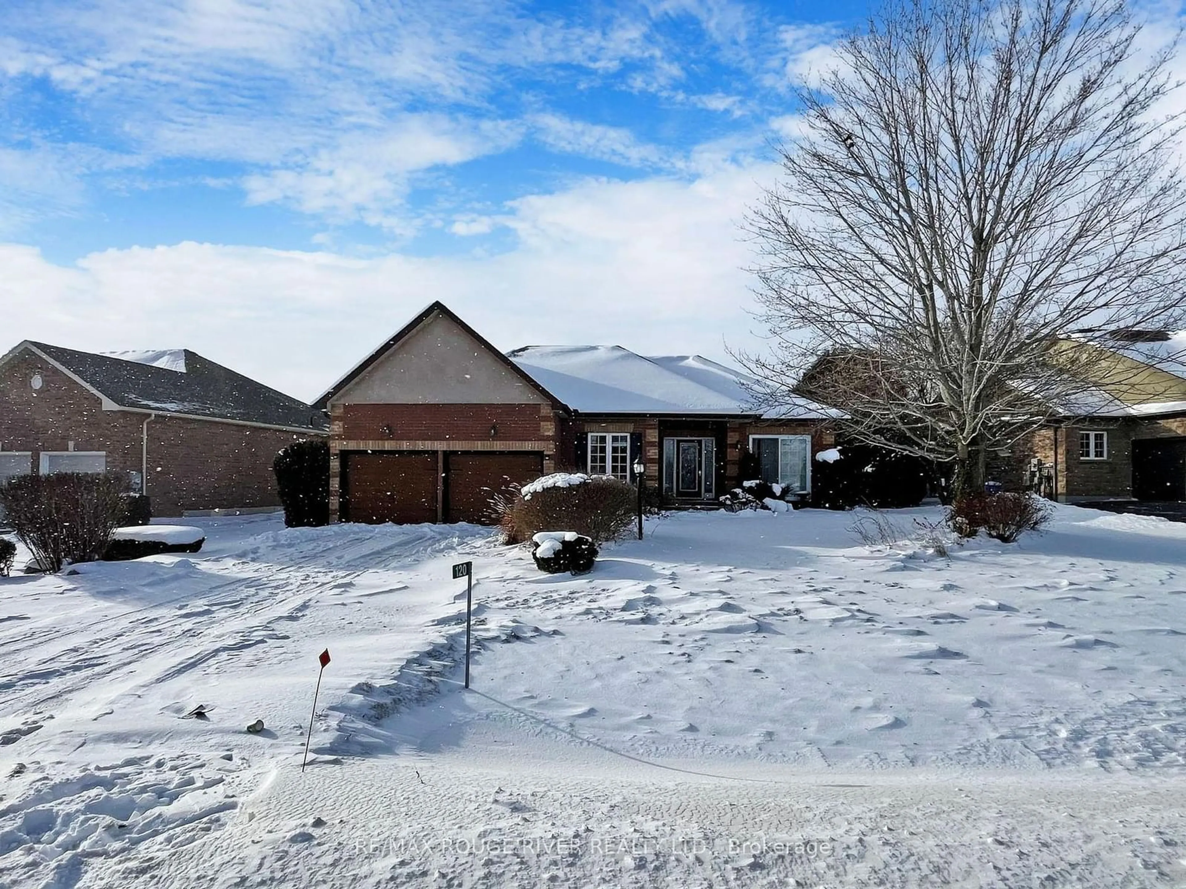 A pic from outside/outdoor area/front of a property/back of a property/a pic from drone, street for 120 Southcrest Dr, Kawartha Lakes Ontario L0C 1G0