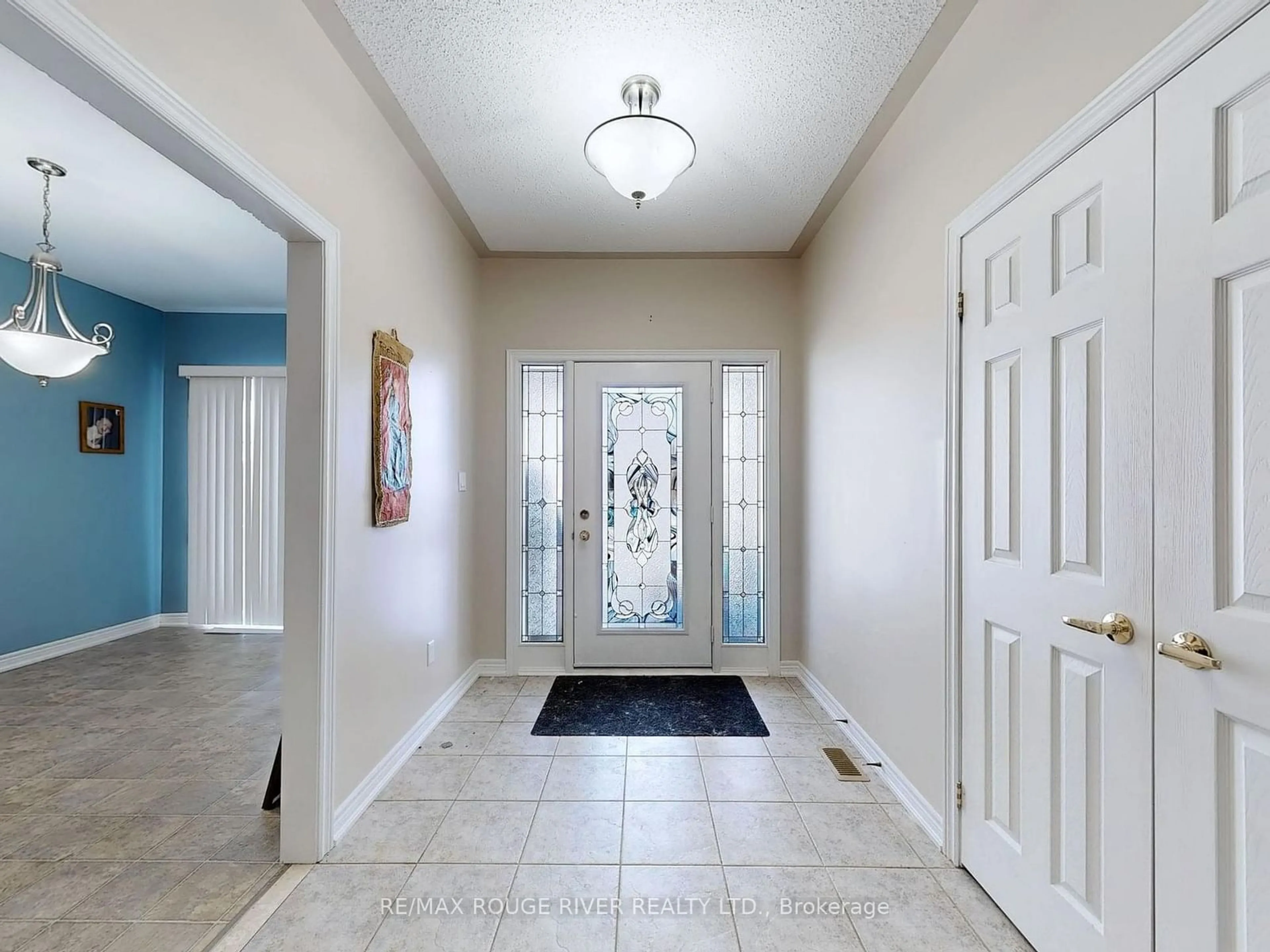 Indoor entryway for 120 Southcrest Dr, Kawartha Lakes Ontario L0C 1G0