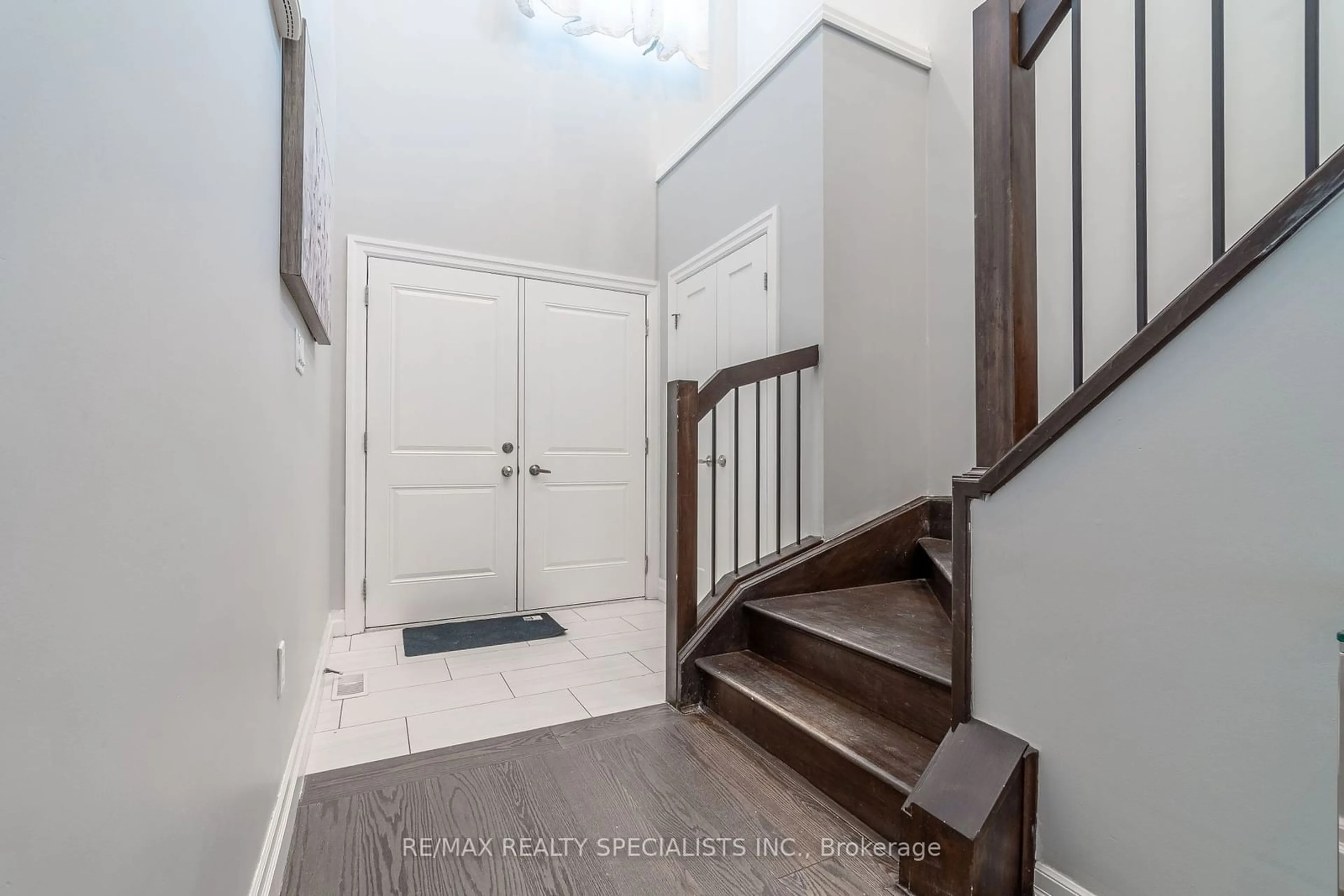 Indoor entryway for 3023 Doyle Dr, London Ontario N6M 0G9