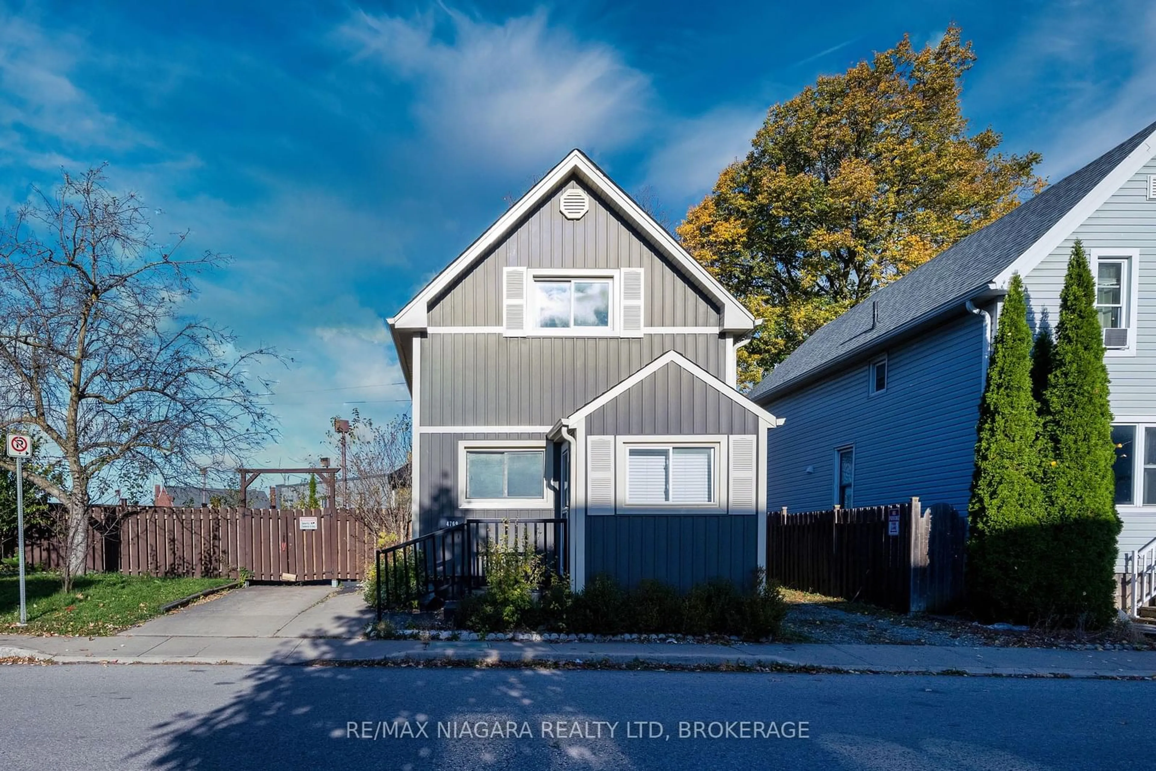 Home with vinyl exterior material, street for 4769 Ryerson Cres, Niagara Falls Ontario L2E 1E7