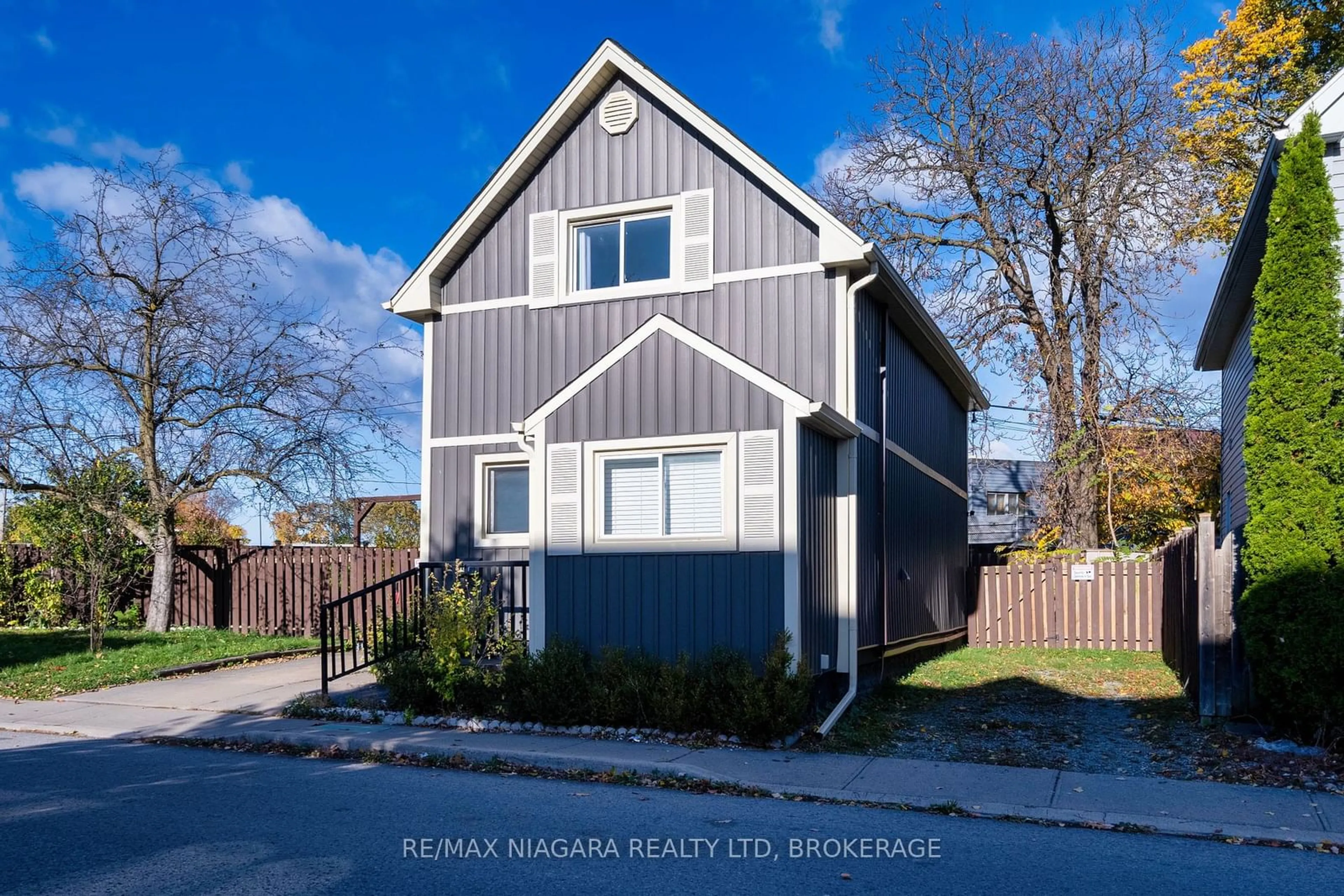 Home with vinyl exterior material, street for 4769 Ryerson Cres, Niagara Falls Ontario L2E 1E7