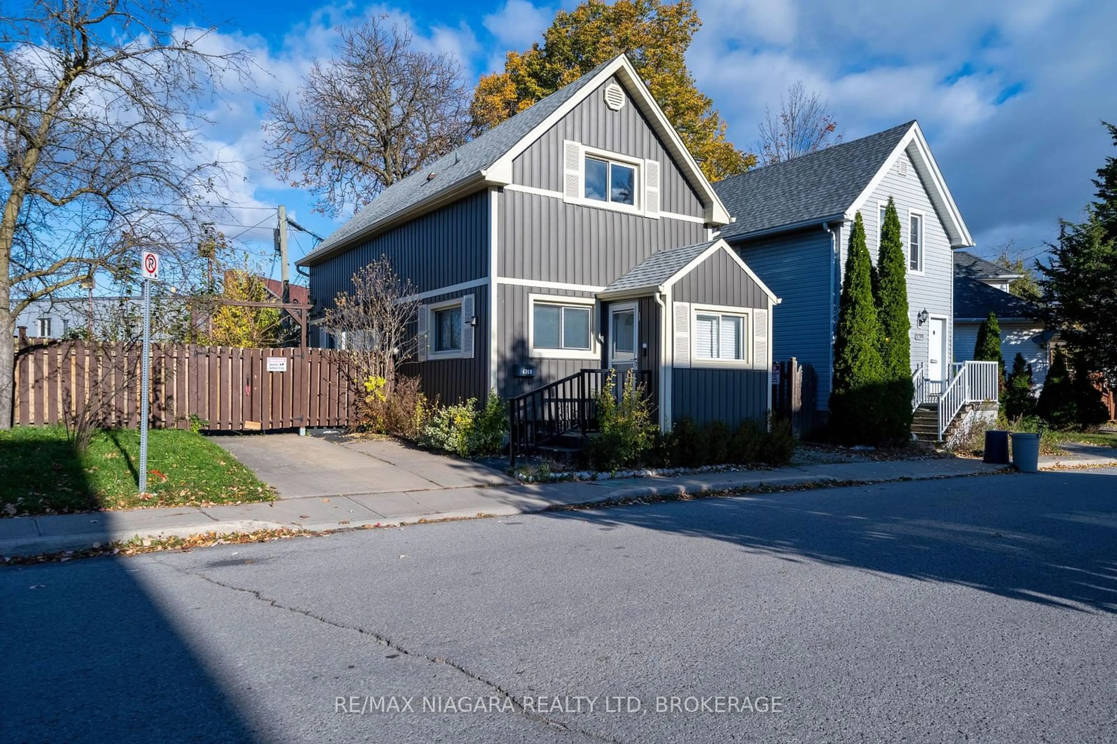 A pic from outside/outdoor area/front of a property/back of a property/a pic from drone, street for 4769 Ryerson Cres, Niagara Falls Ontario L2E 1E7