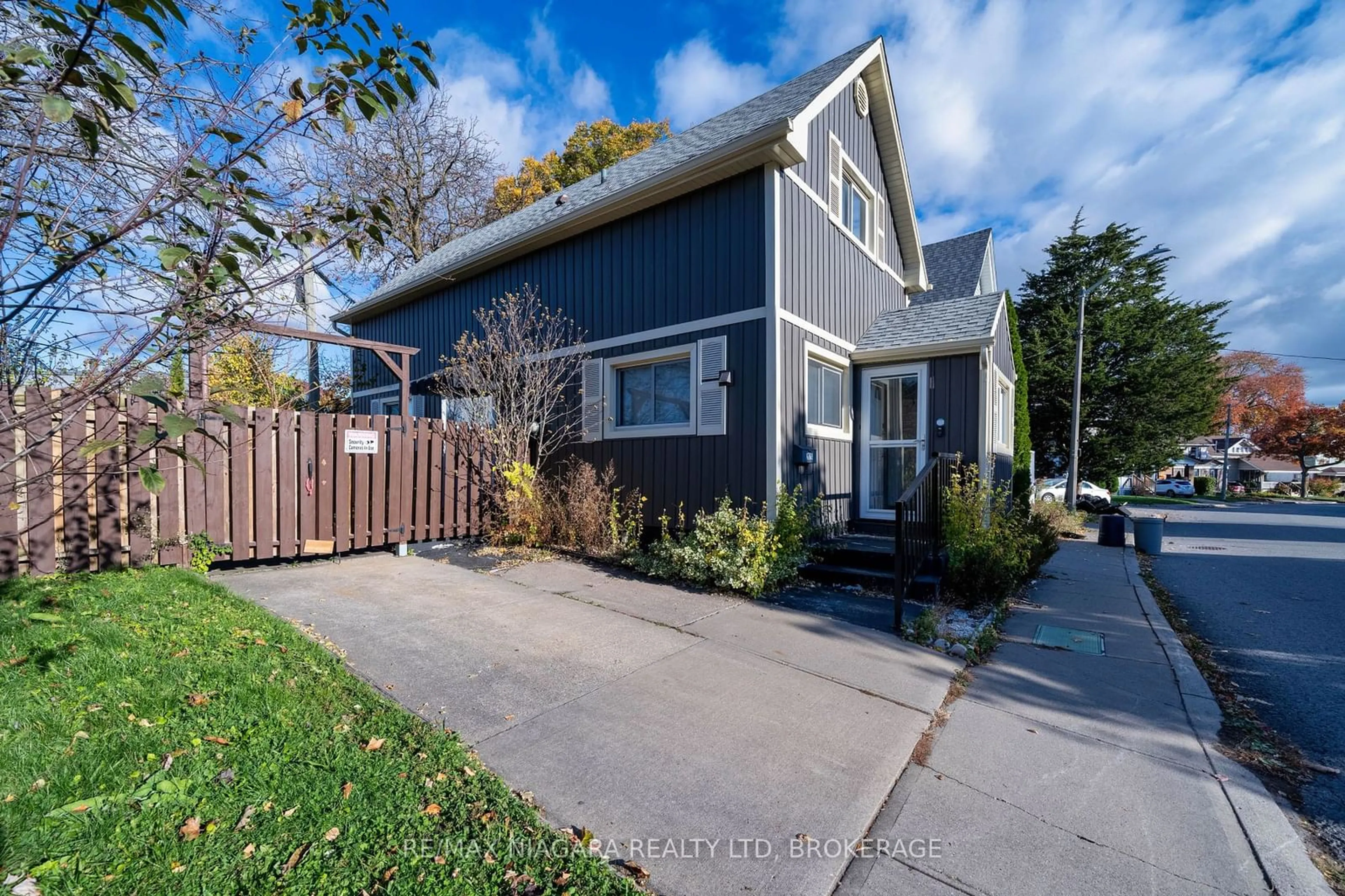 A pic from outside/outdoor area/front of a property/back of a property/a pic from drone, street for 4769 Ryerson Cres, Niagara Falls Ontario L2E 1E7