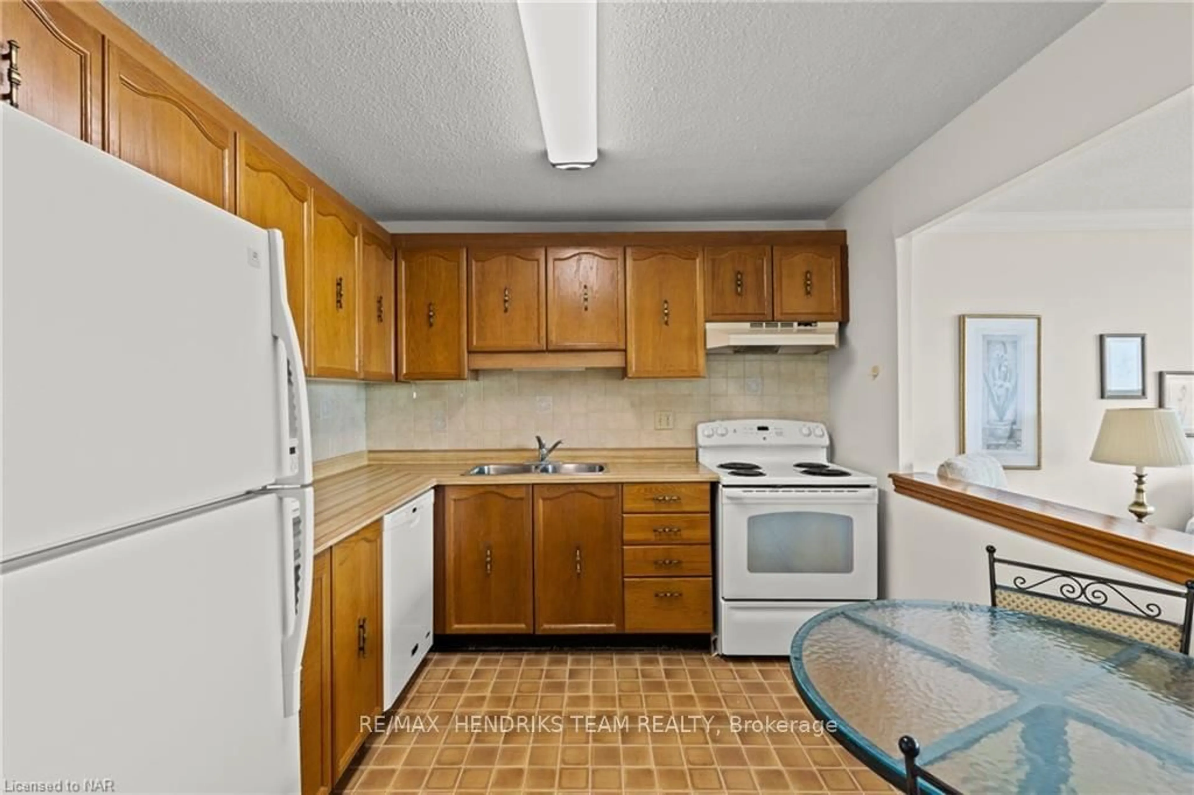 Standard kitchen, unknown for 7 GALE Cres #407, St. Catharines Ontario L2R 7M8