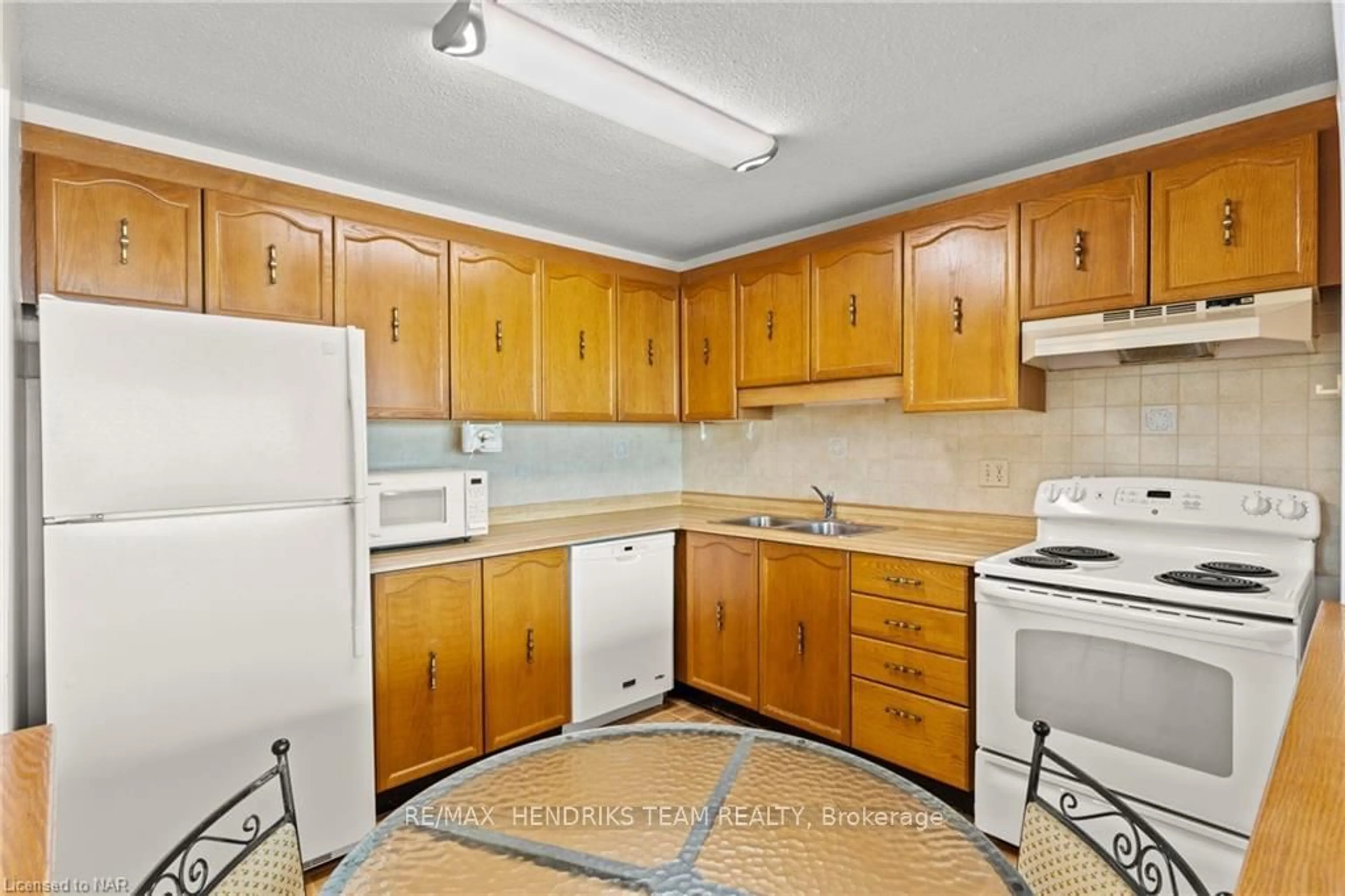 Standard kitchen, unknown for 7 GALE Cres #407, St. Catharines Ontario L2R 7M8