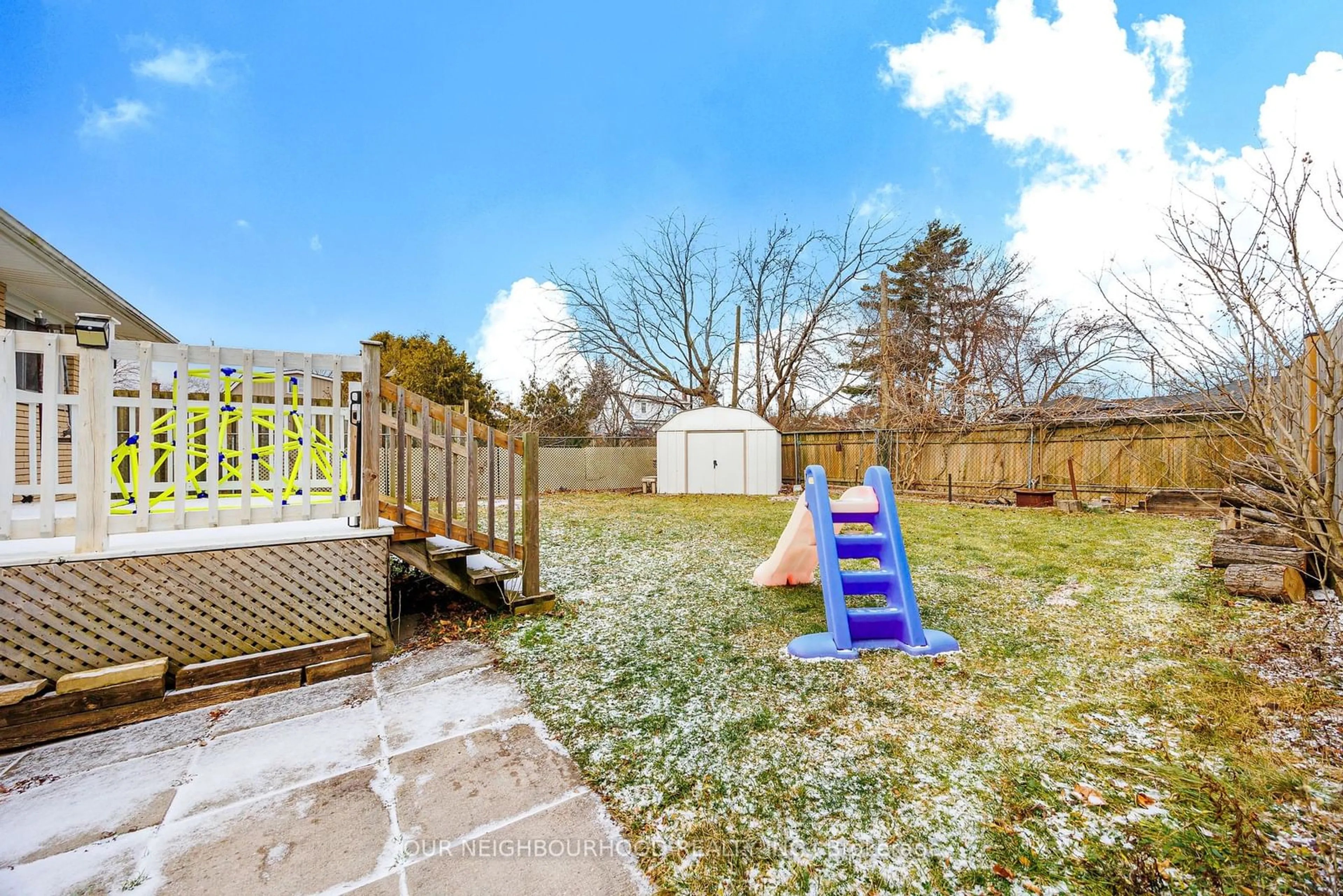 A pic from outside/outdoor area/front of a property/back of a property/a pic from drone, unknown for 5941 Brooks Cres, Niagara Falls Ontario L2J 1N4