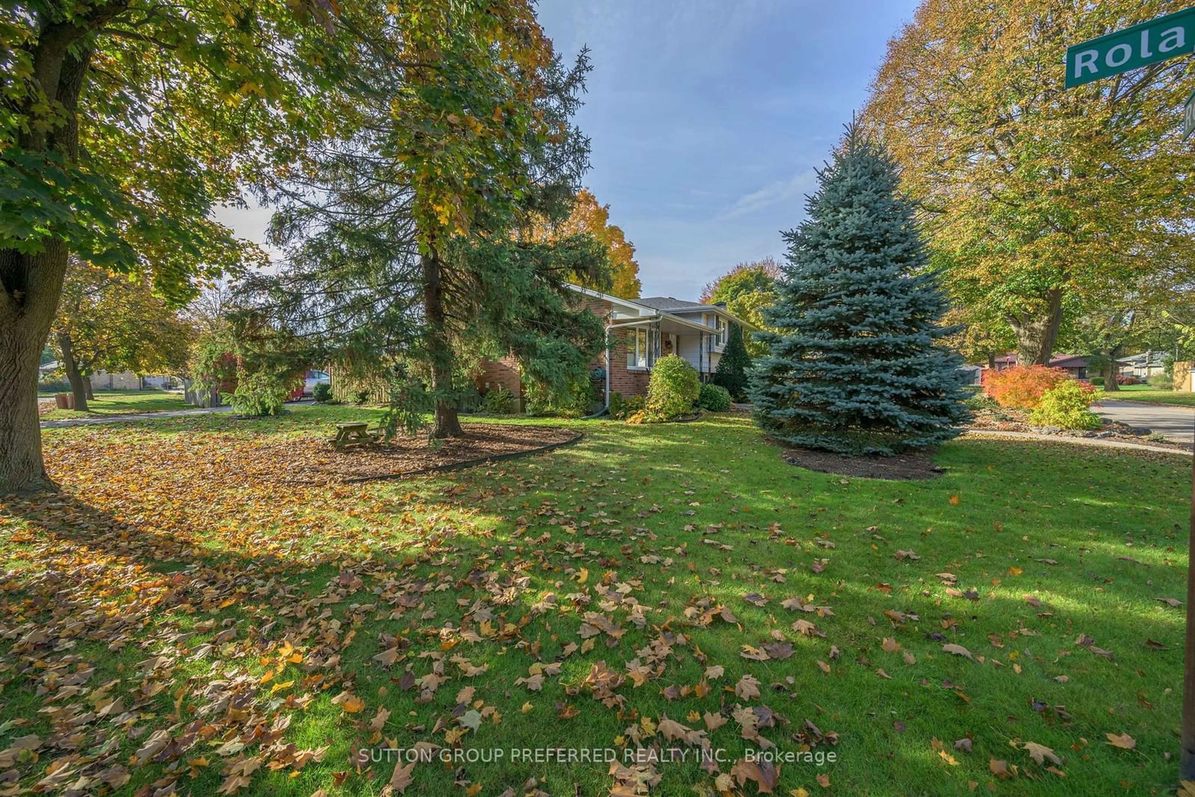 A pic from outside/outdoor area/front of a property/back of a property/a pic from drone, unknown for 1 Roland Lane, London Ontario N5X 1E9