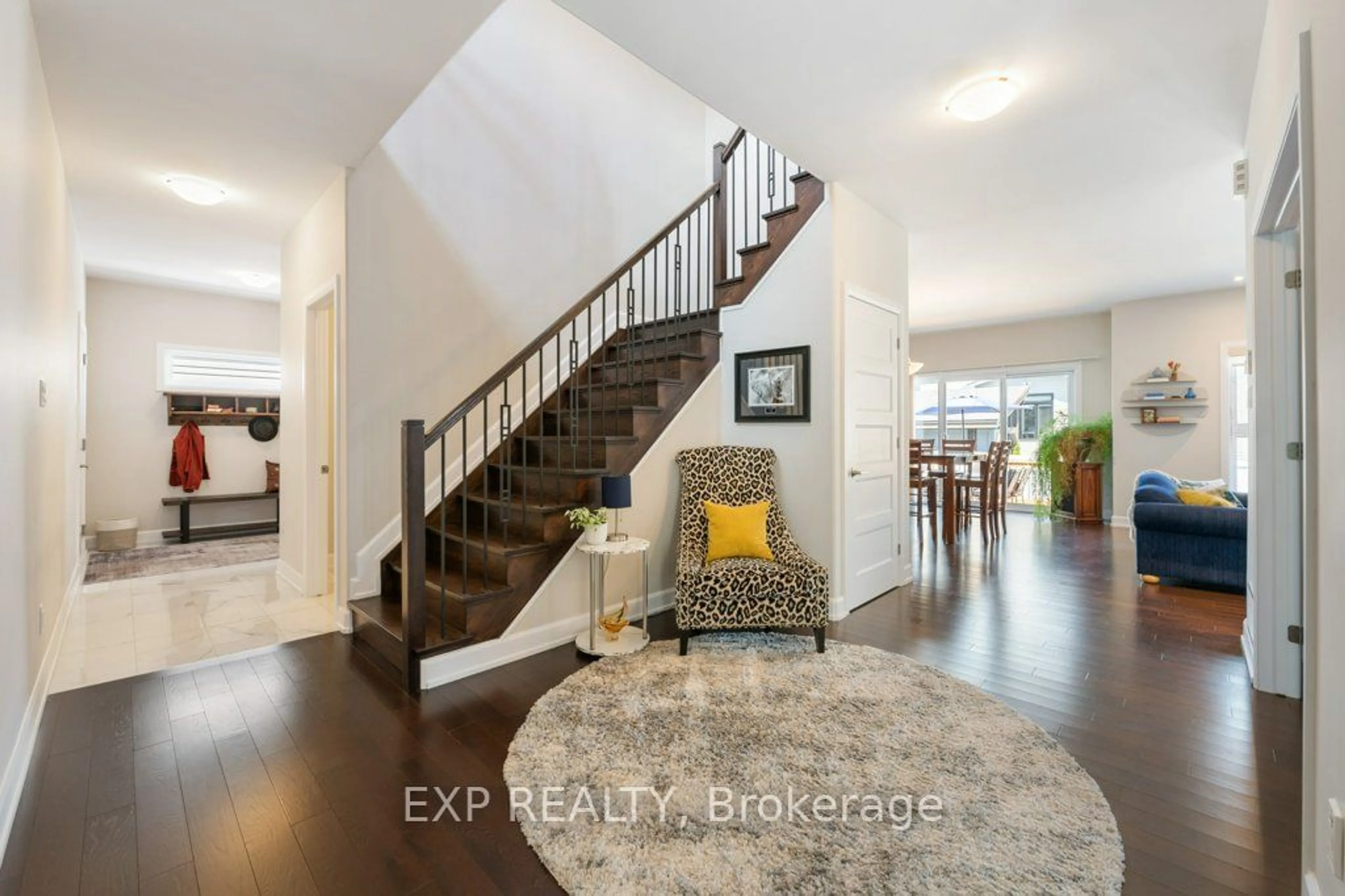 Indoor entryway for 633 Misty St, Russell Ontario K4R 0E7