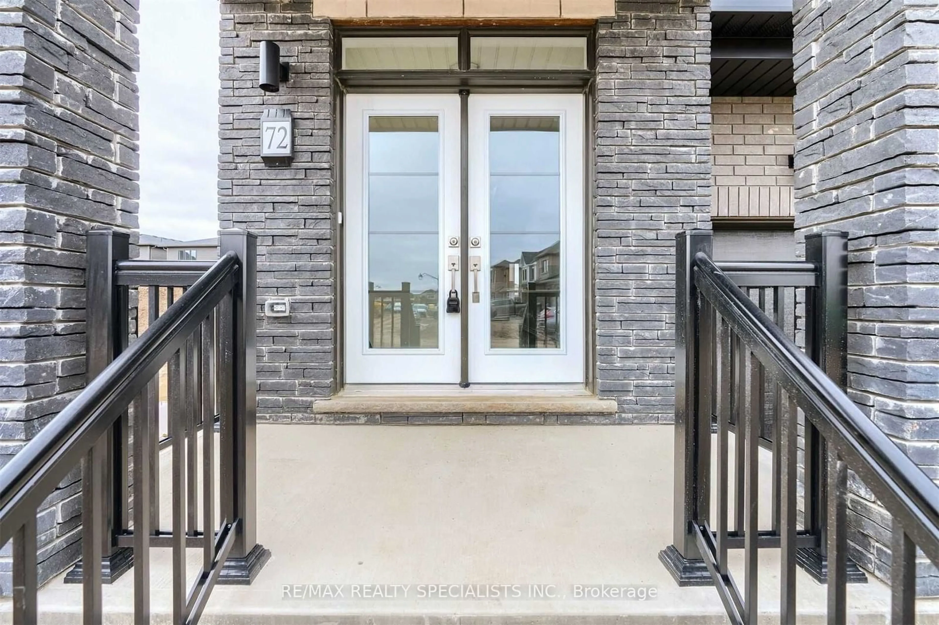 Indoor entryway for 72 Witteveen Dr, Brantford Ontario N3T 5L5