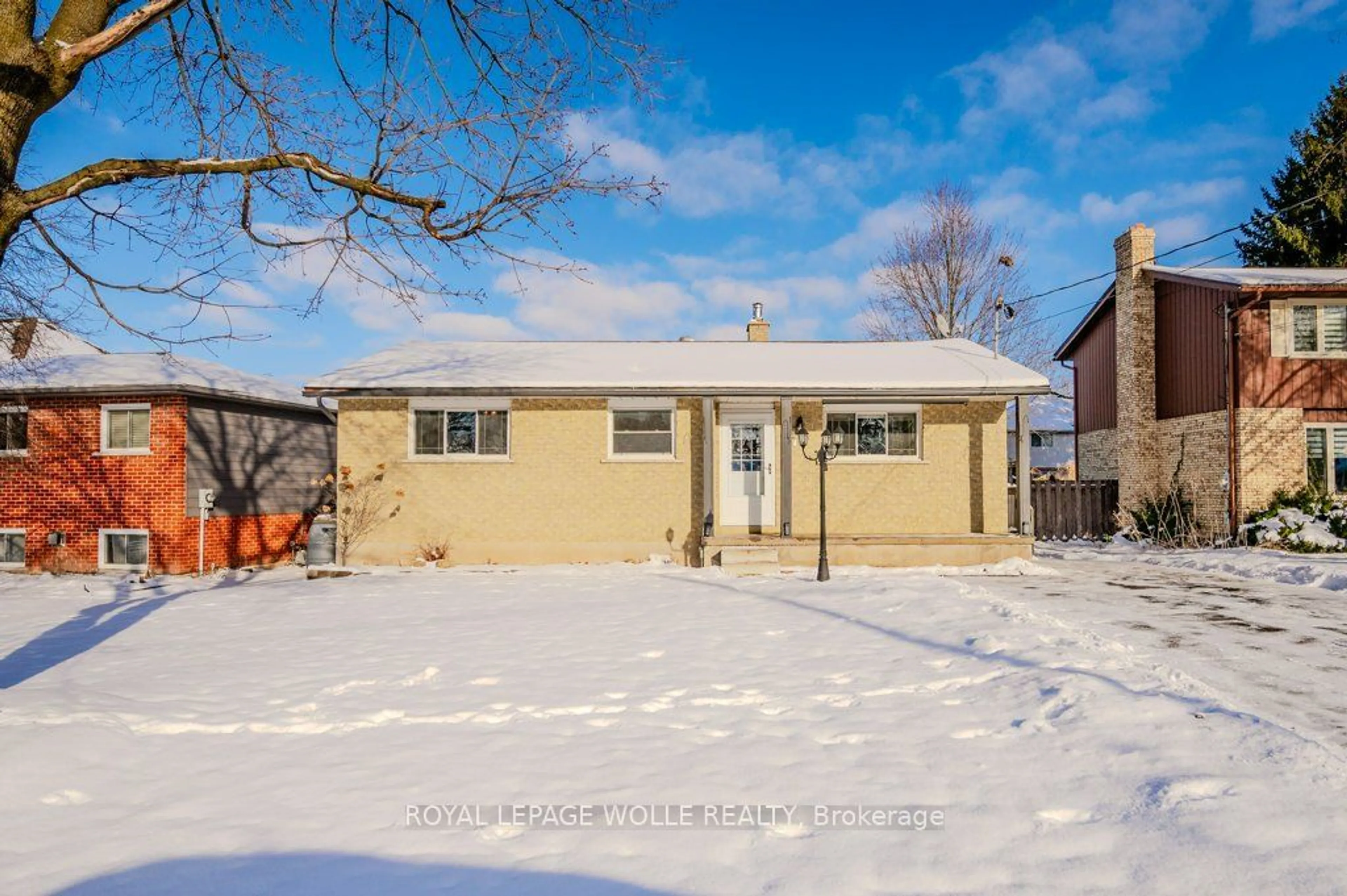 A pic from outside/outdoor area/front of a property/back of a property/a pic from drone, street for 77 Hillview Dr, Wilmot Ontario N3A 2V3