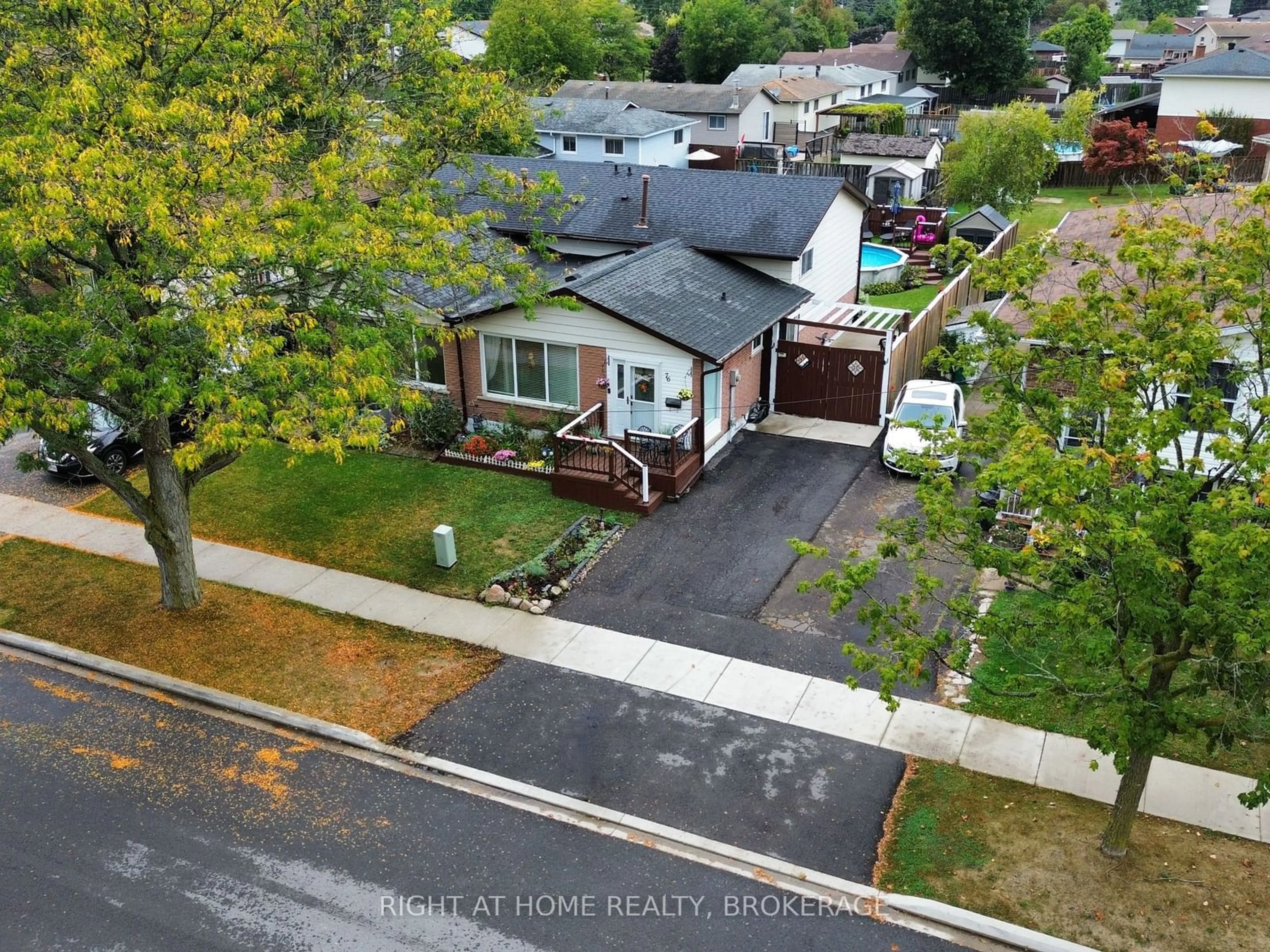 A pic from outside/outdoor area/front of a property/back of a property/a pic from drone, street for 76 Barrington Dr, Welland Ontario L3C 5Z9