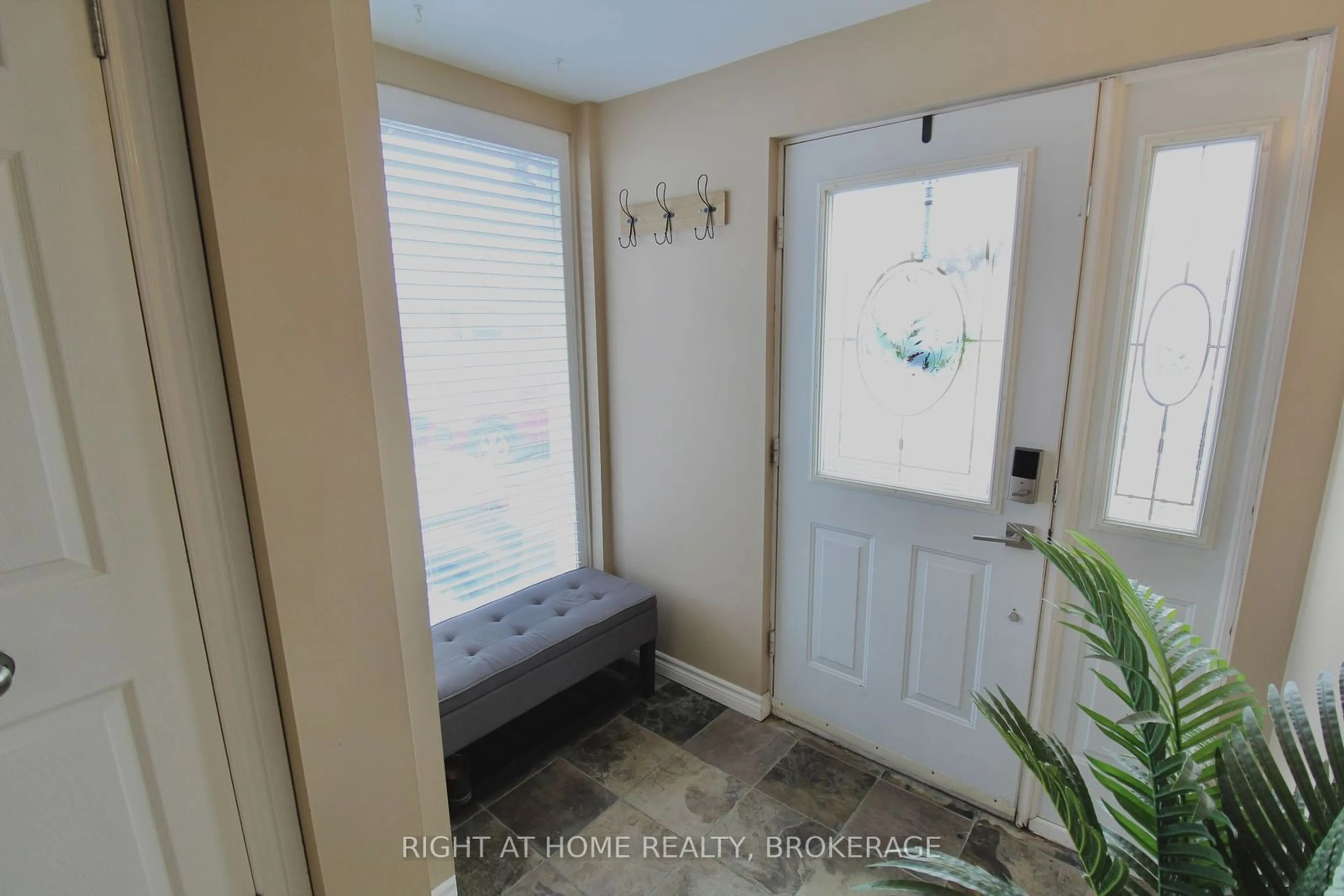 Indoor entryway for 76 Barrington Dr, Welland Ontario L3C 5Z9