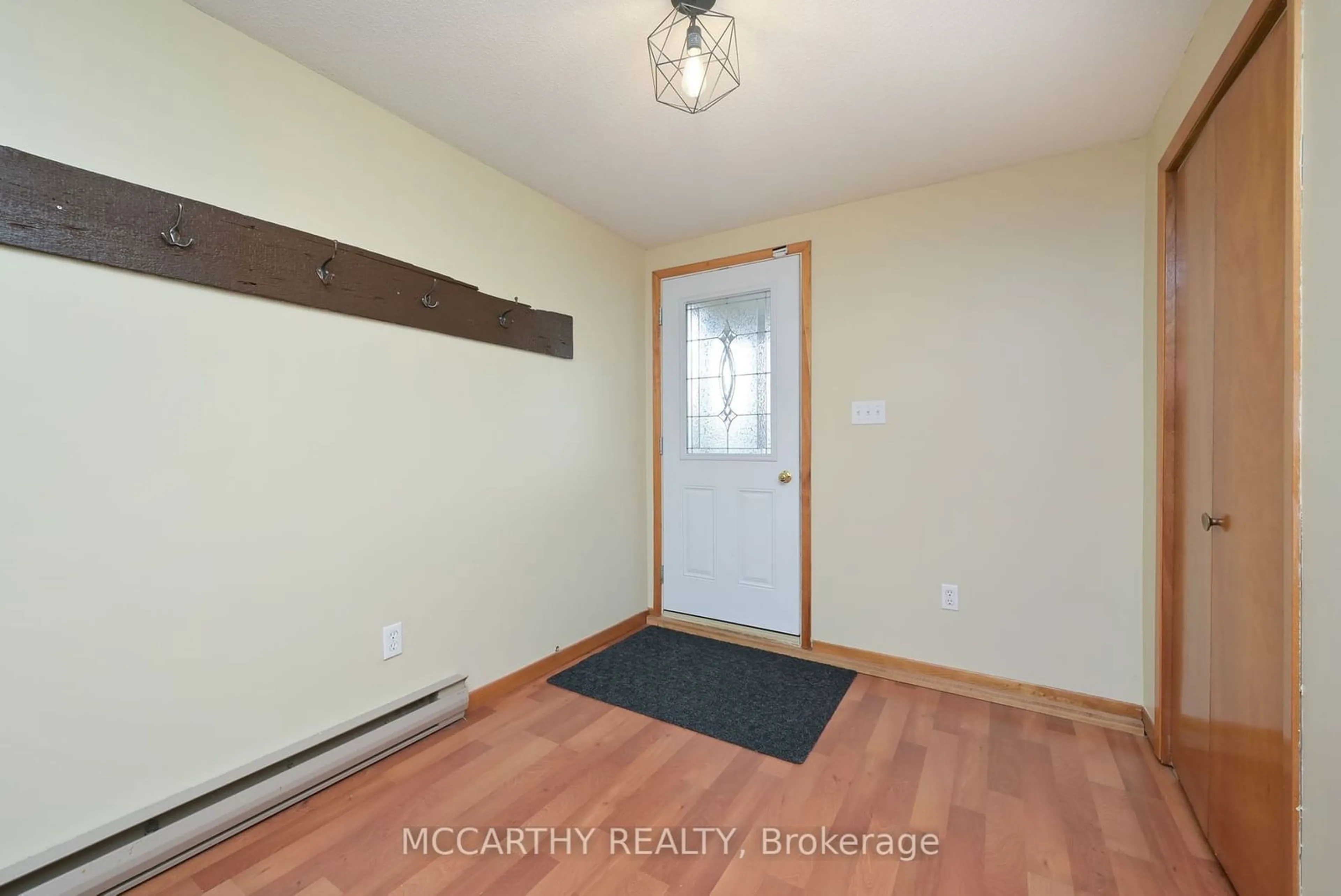 Indoor entryway for 130 Franklyn St, Shelburne Ontario L9V 2Y3