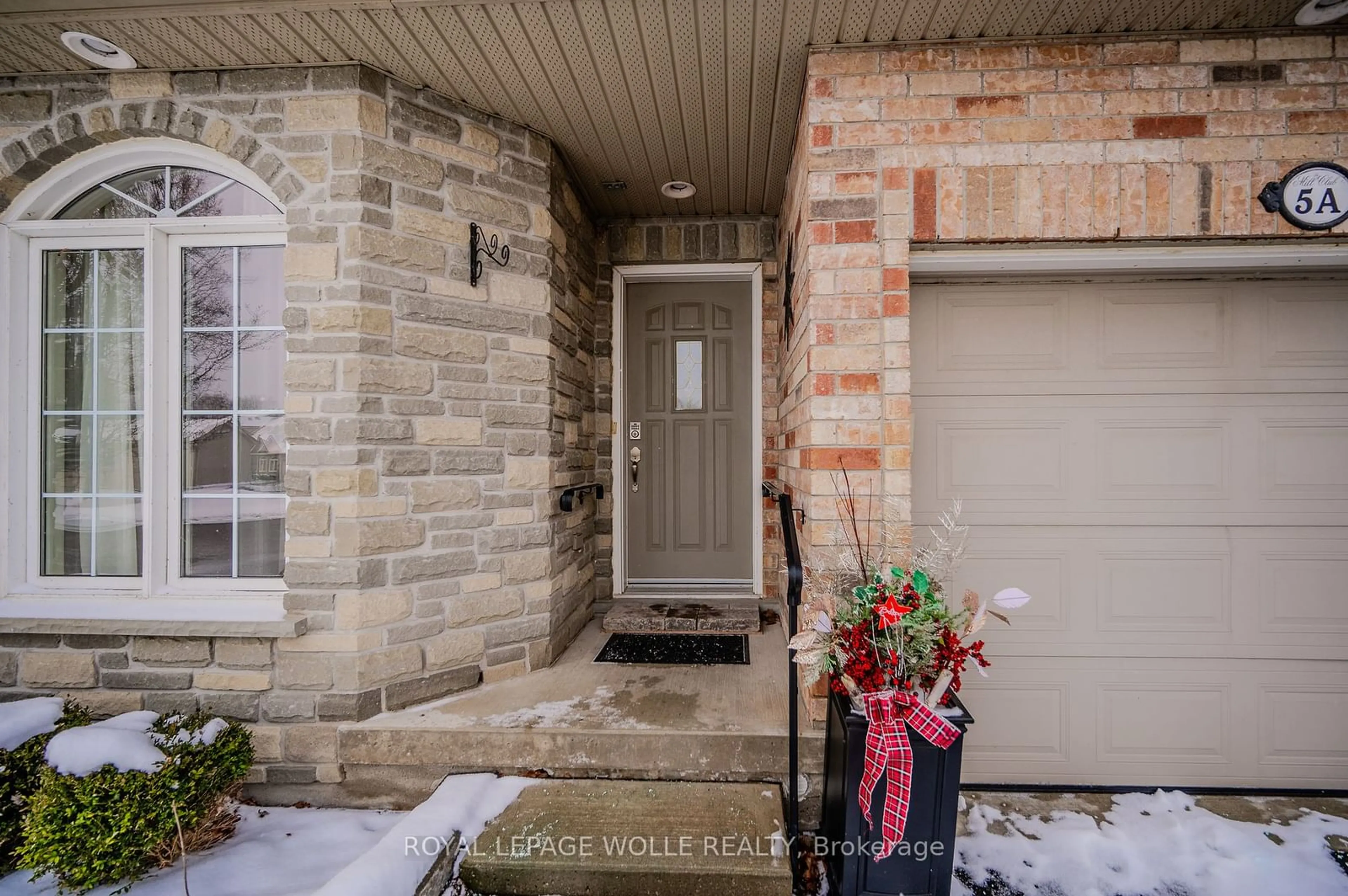 Indoor entryway for 350 Doon Valley Dr #5A, Kitchener Ontario N2P 2M9