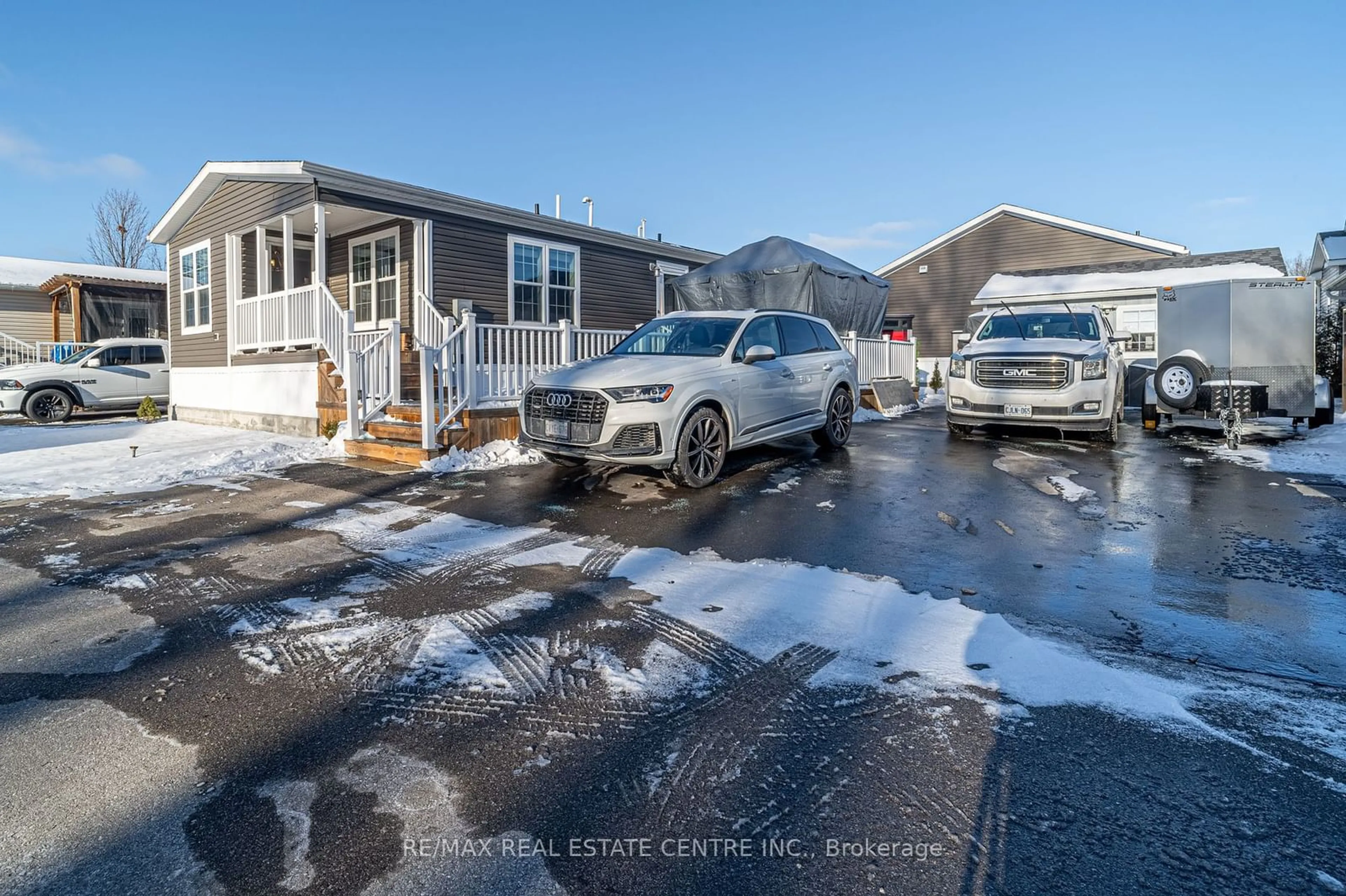 A pic from outside/outdoor area/front of a property/back of a property/a pic from drone, street for 5 Sumac St, Puslinch Ontario N0B 2J0