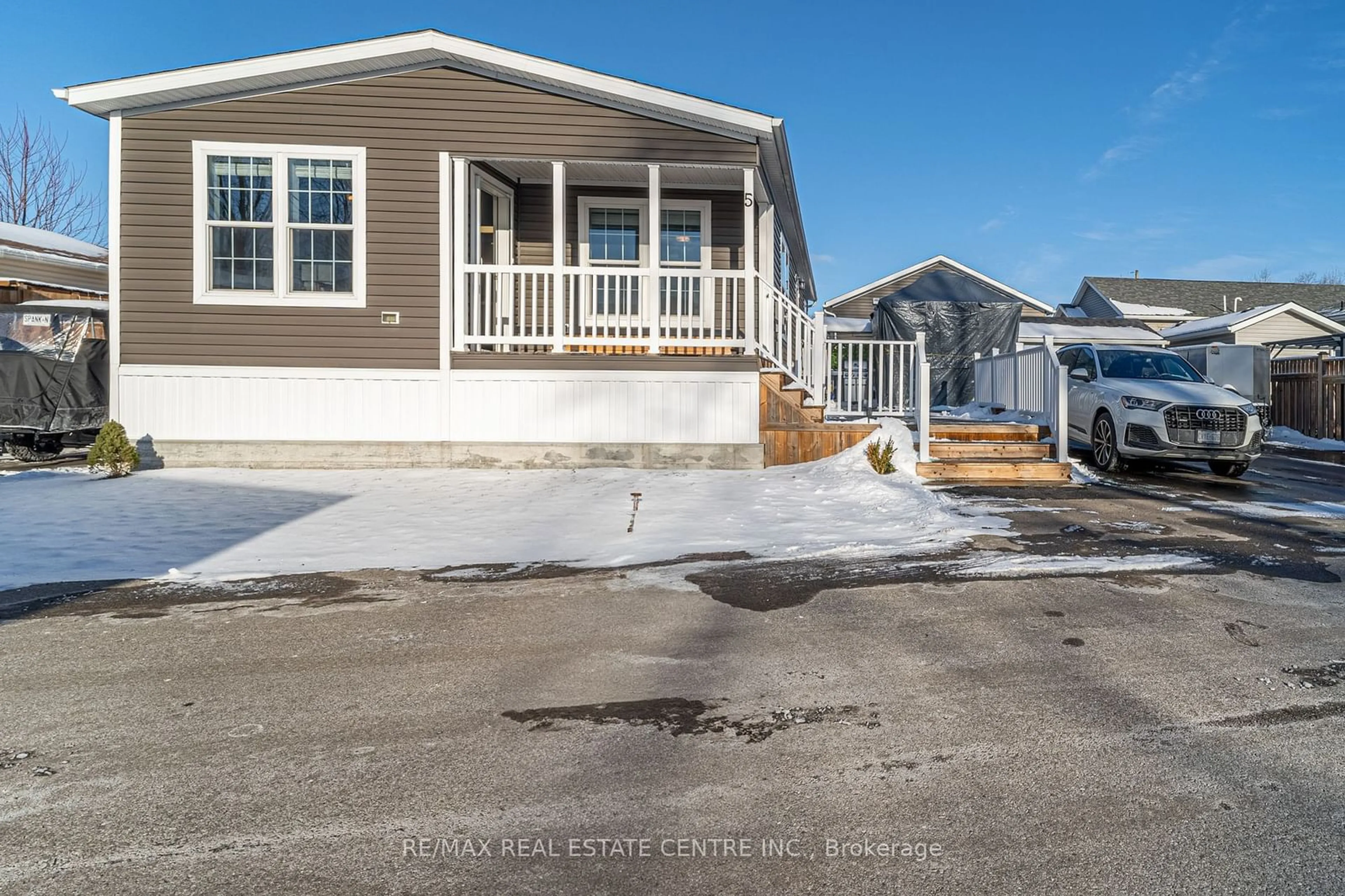 Home with vinyl exterior material, street for 5 Sumac St, Puslinch Ontario N0B 2J0