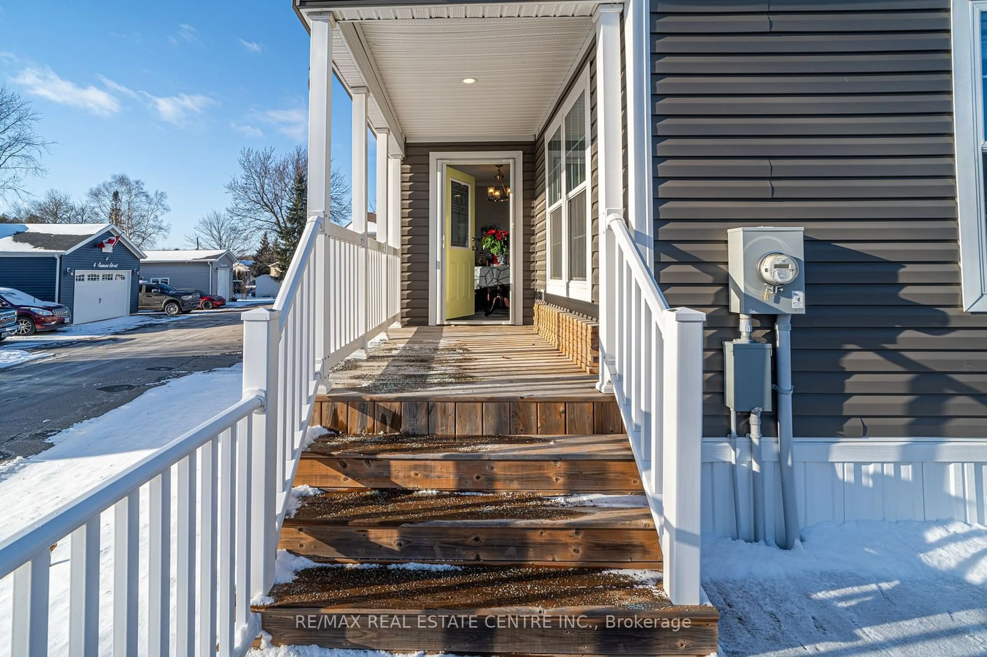 Indoor entryway for 5 Sumac St, Puslinch Ontario N0B 2J0