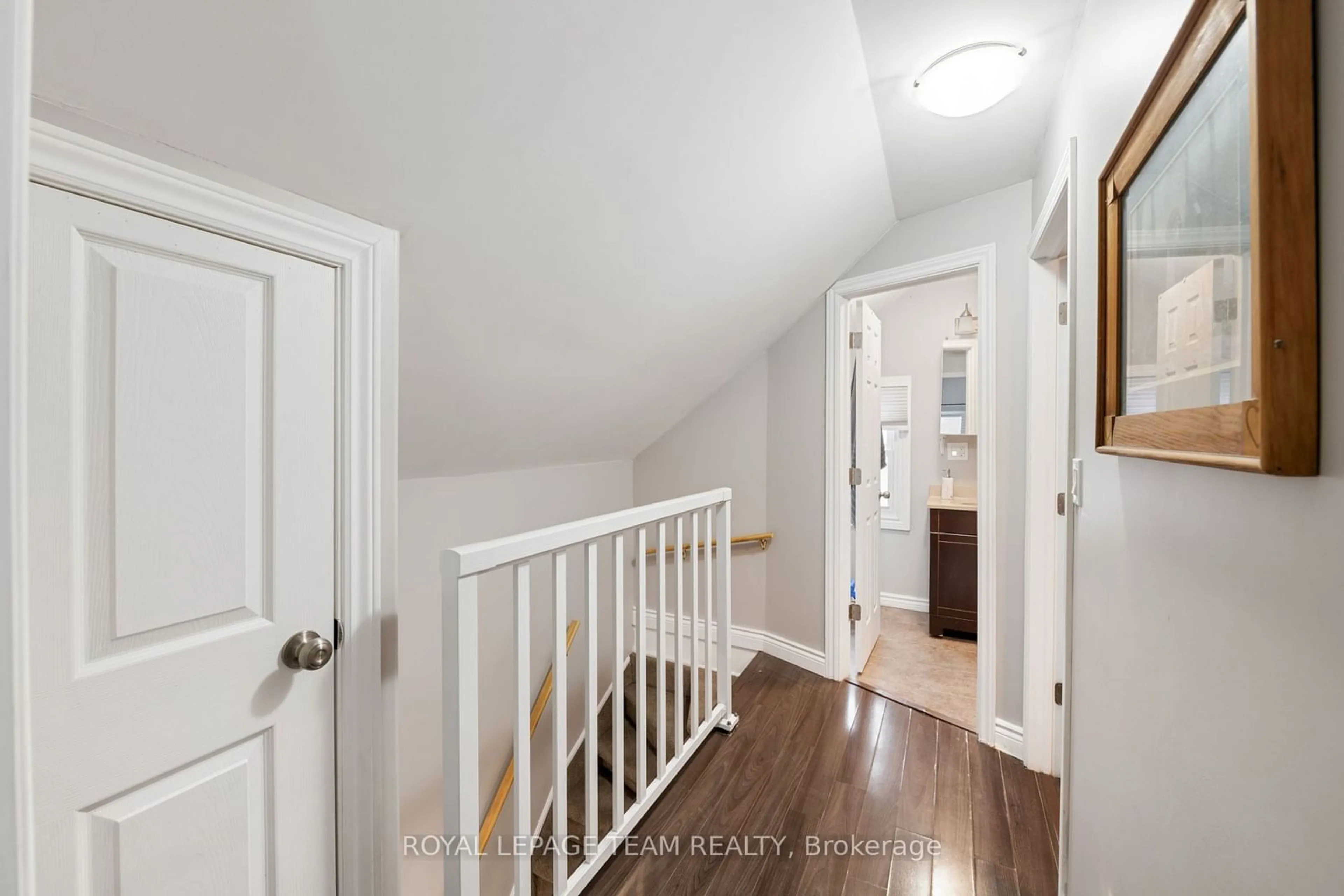 Indoor entryway for 165 Pearl St, Brockville Ontario K6V 4C9