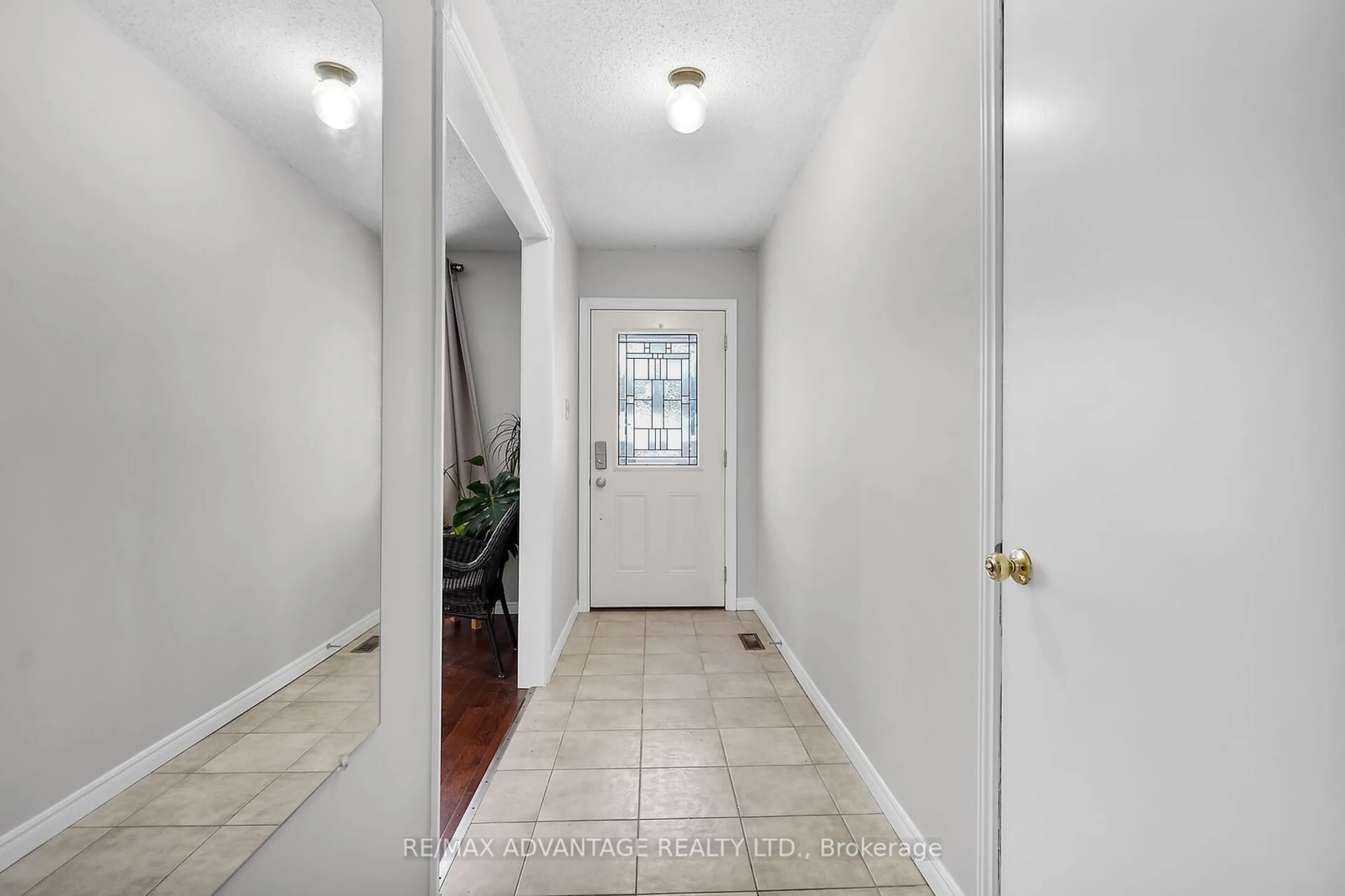 Indoor entryway for 75 Blanchard Cres, London Ontario N6G 4E4