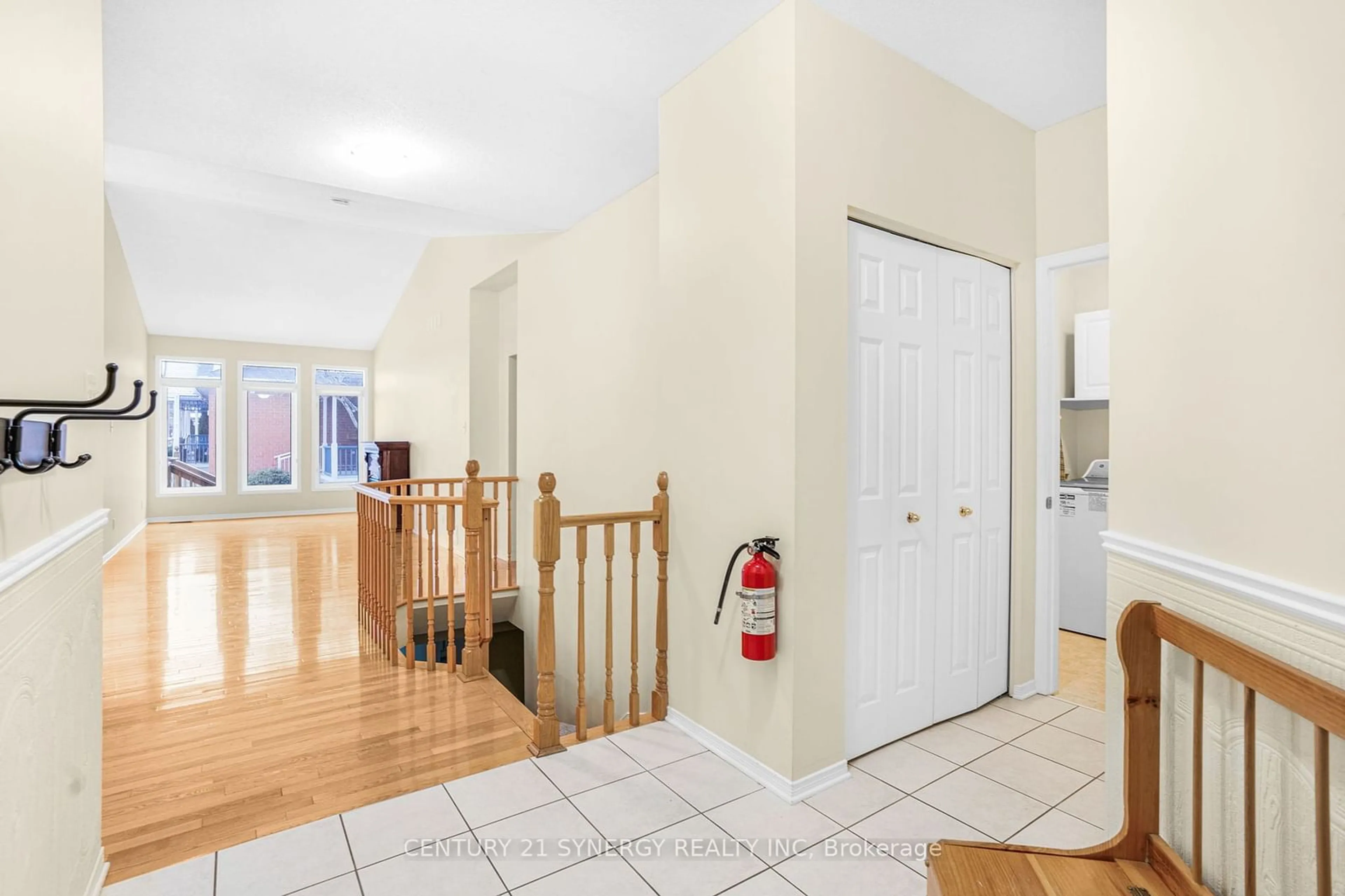 Indoor entryway for 25 Briardale Cres, Cityview - Parkwoods Hills - Rideau Shore Ontario K2E 1C3