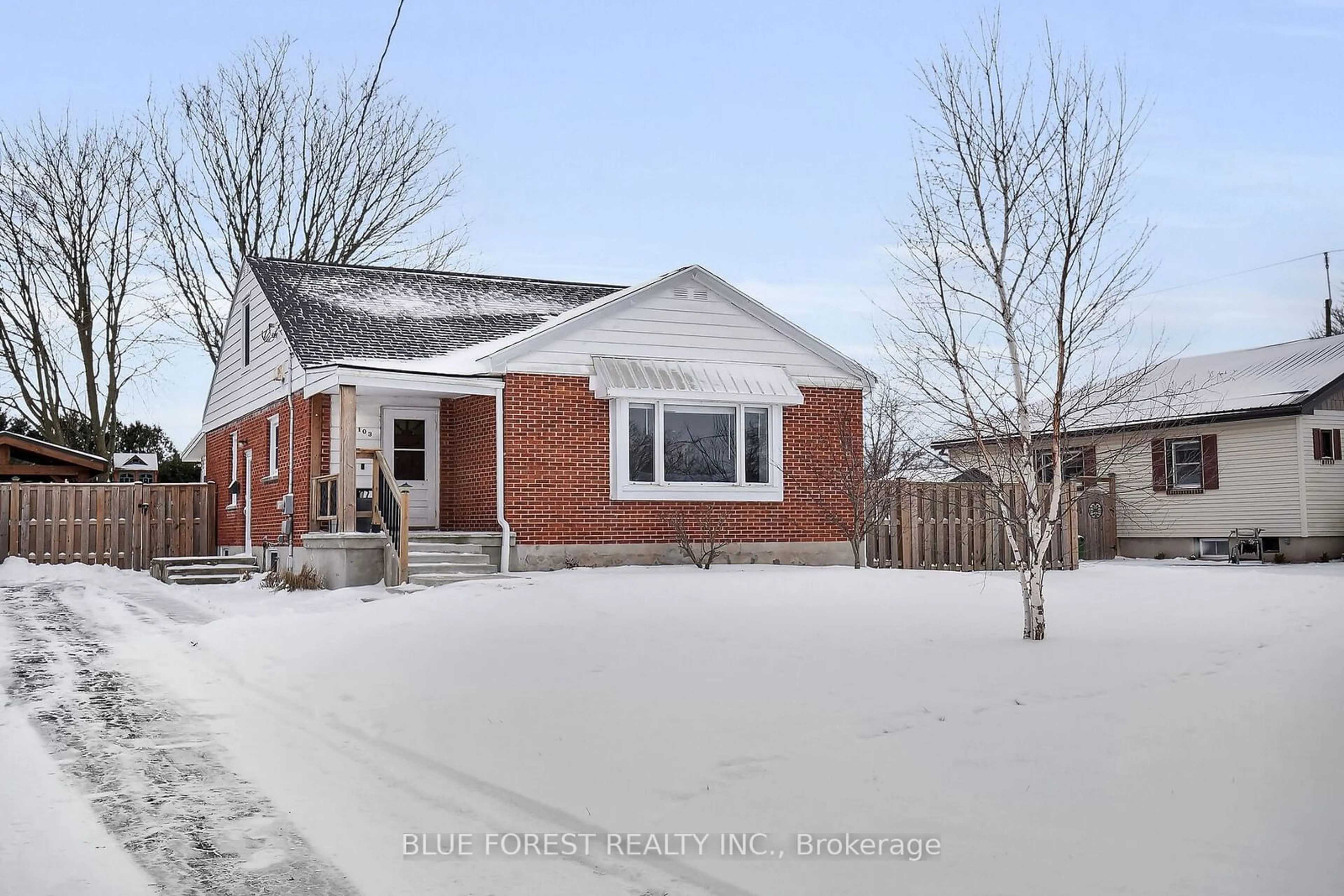 A pic from outside/outdoor area/front of a property/back of a property/a pic from drone, street for 103 Selkirk St, London Ontario N5W 1W1