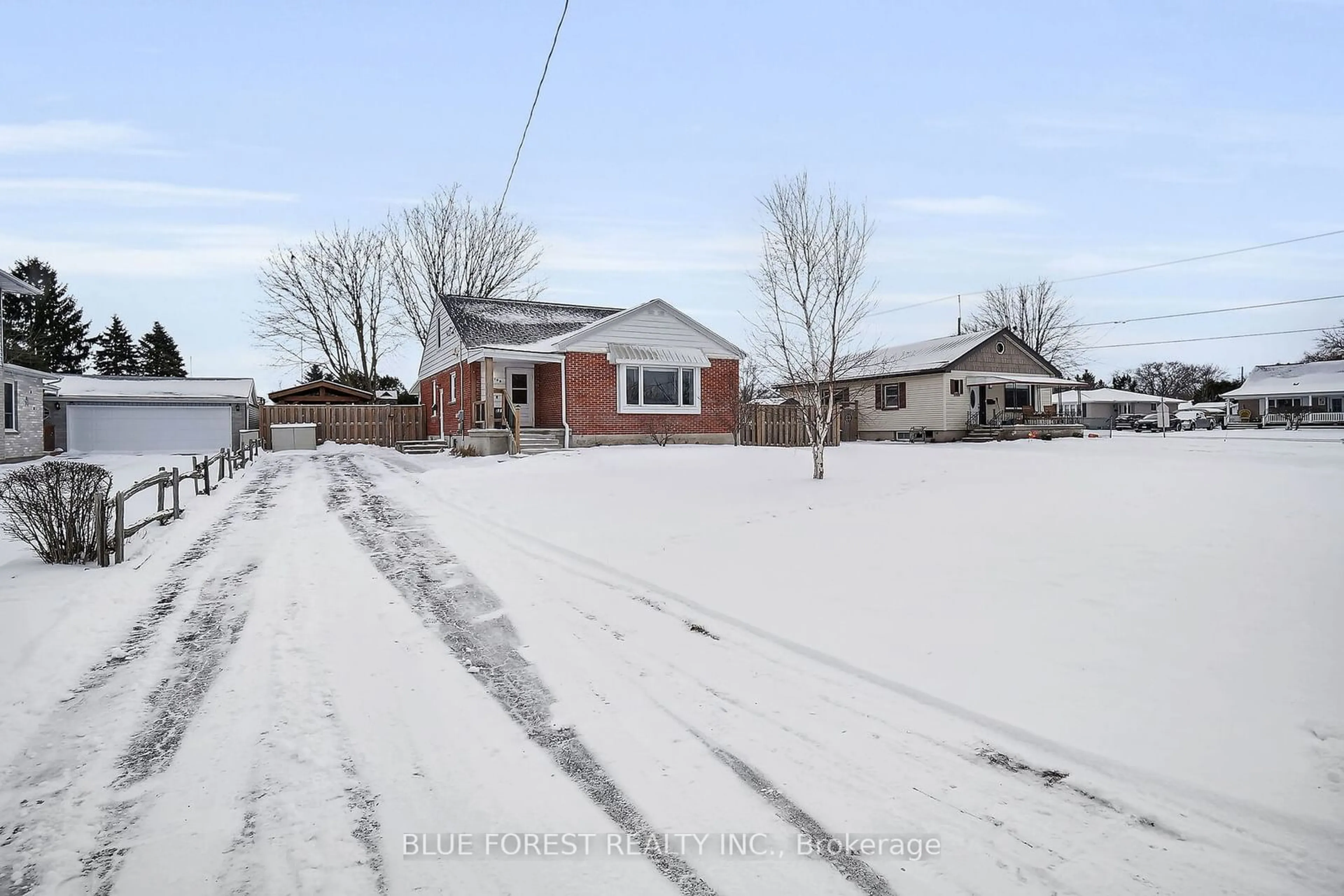 A pic from outside/outdoor area/front of a property/back of a property/a pic from drone, street for 103 Selkirk St, London Ontario N5W 1W1