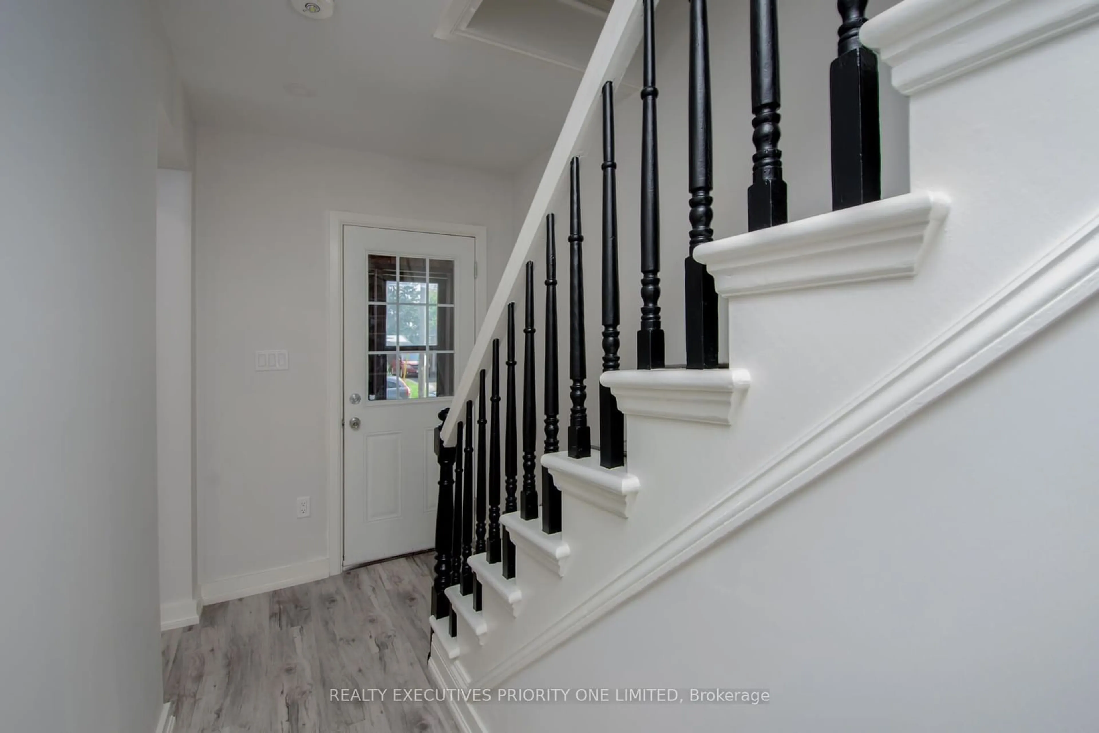 Indoor entryway for 152 Main St, Shelburne Ontario L0N 1S3