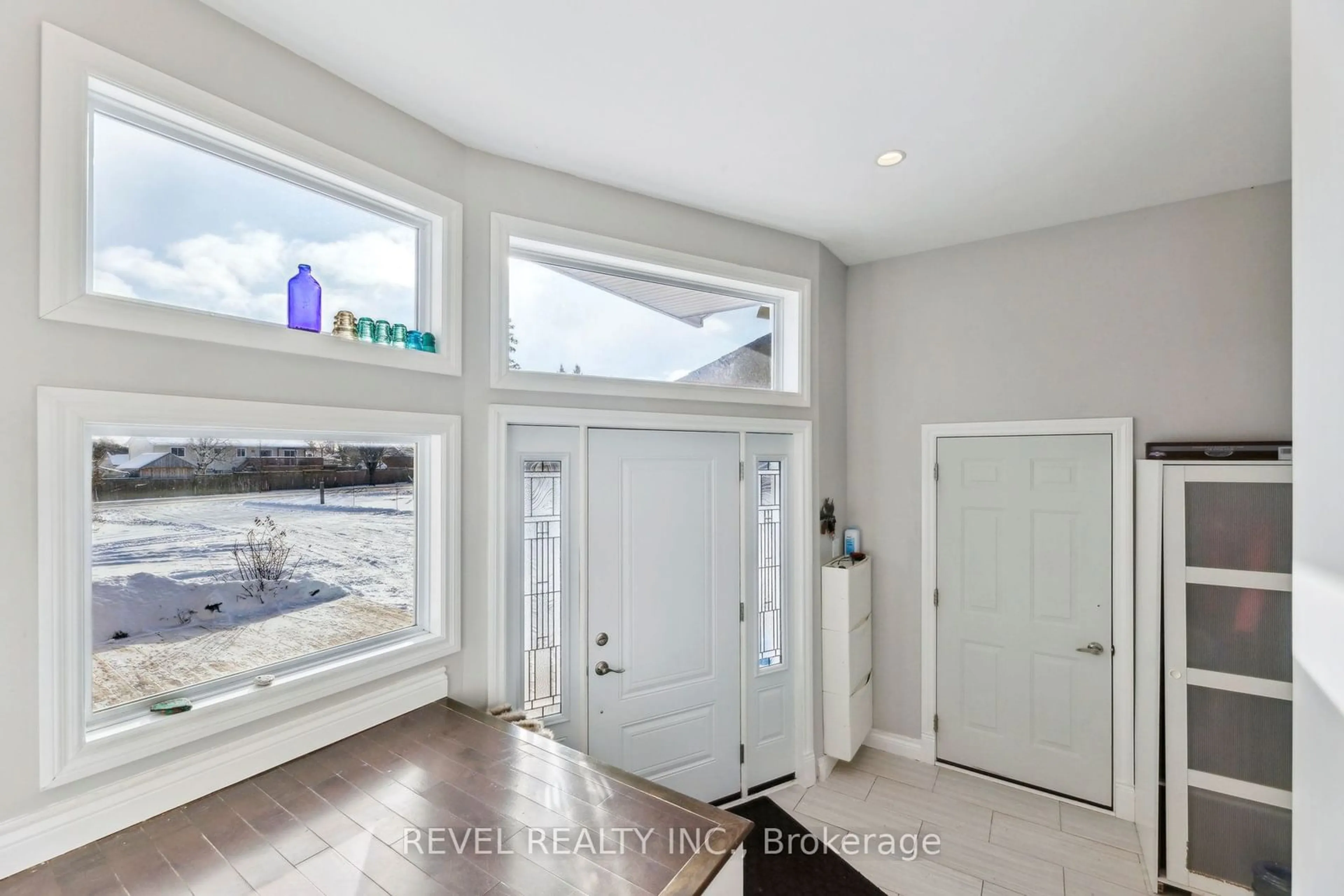 Indoor entryway for 649 Telecom Rd, Kawartha Lakes Ontario L0A 1K0