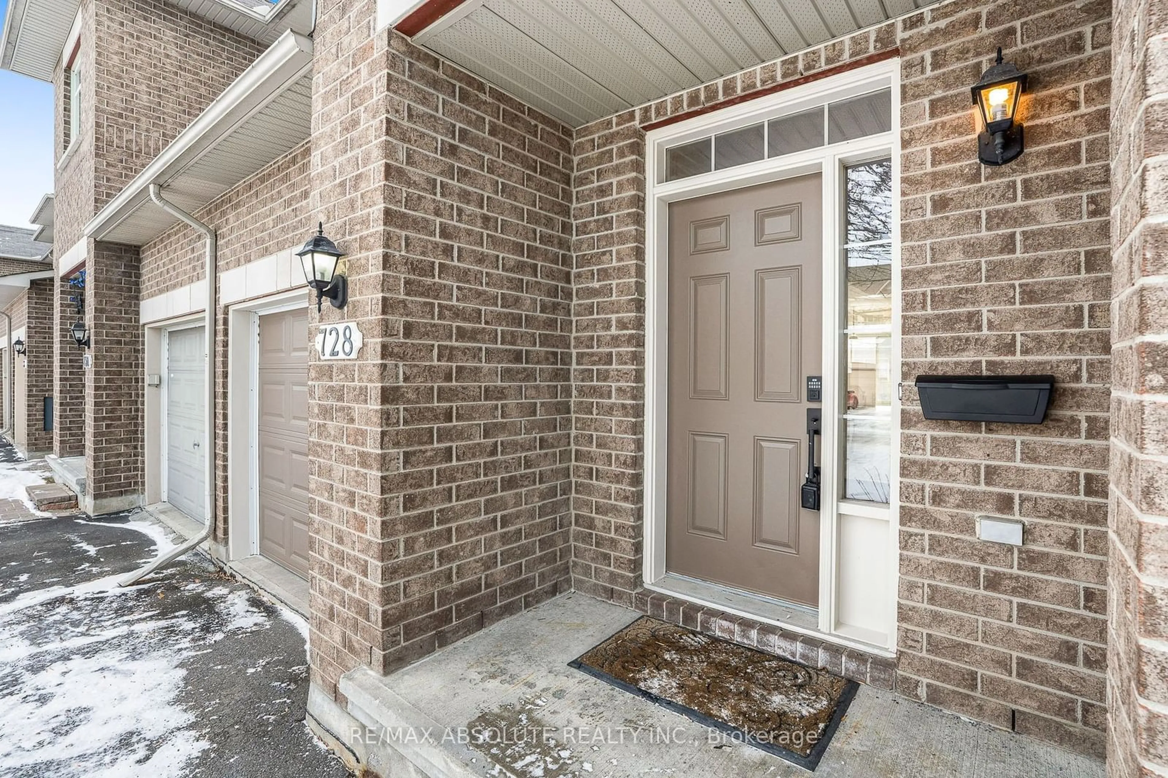 Indoor entryway for 728 Nakina Way, Blossom Park - Airport and Area Ontario K1V 2H9