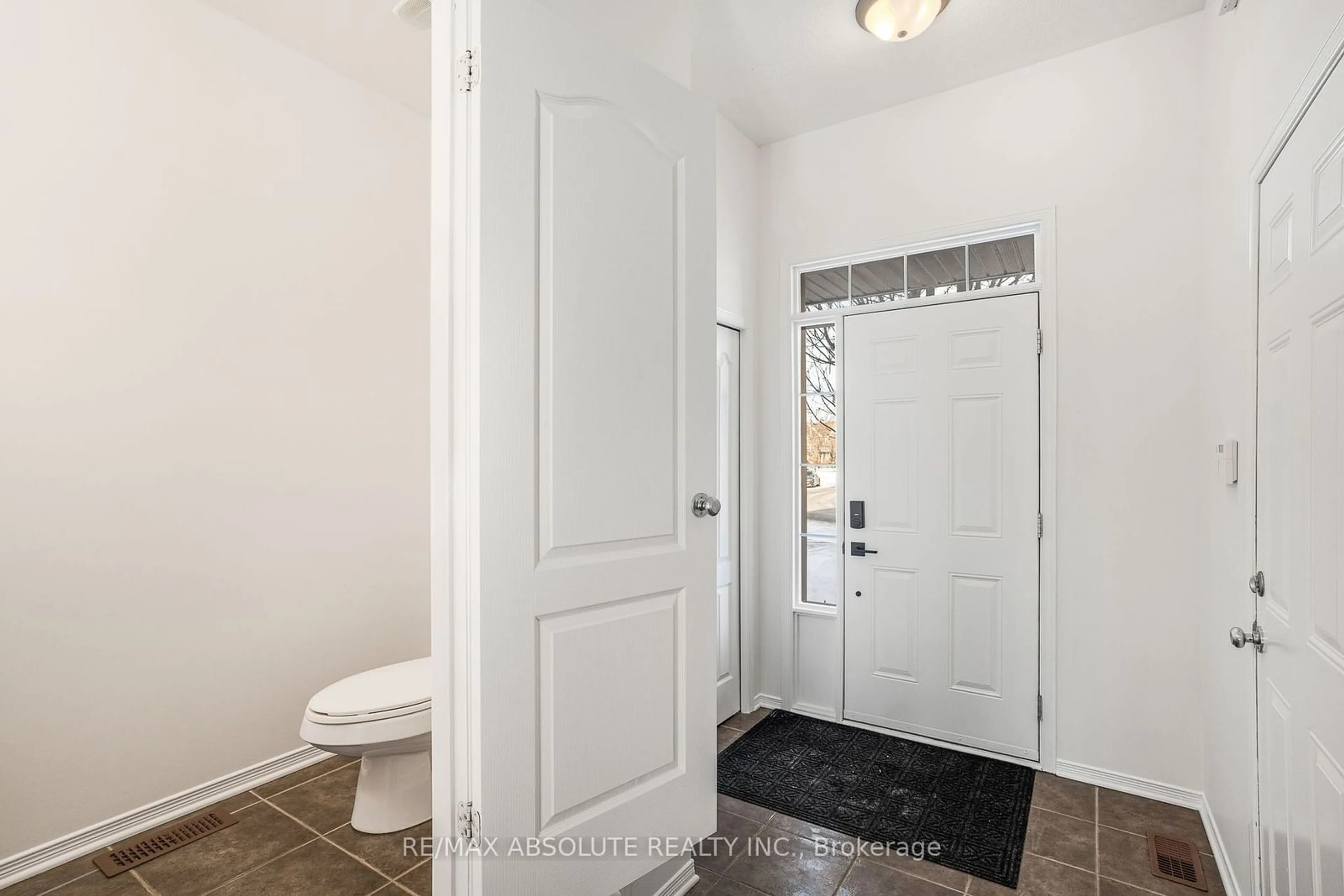 Indoor entryway for 728 Nakina Way, Blossom Park - Airport and Area Ontario K1V 2H9