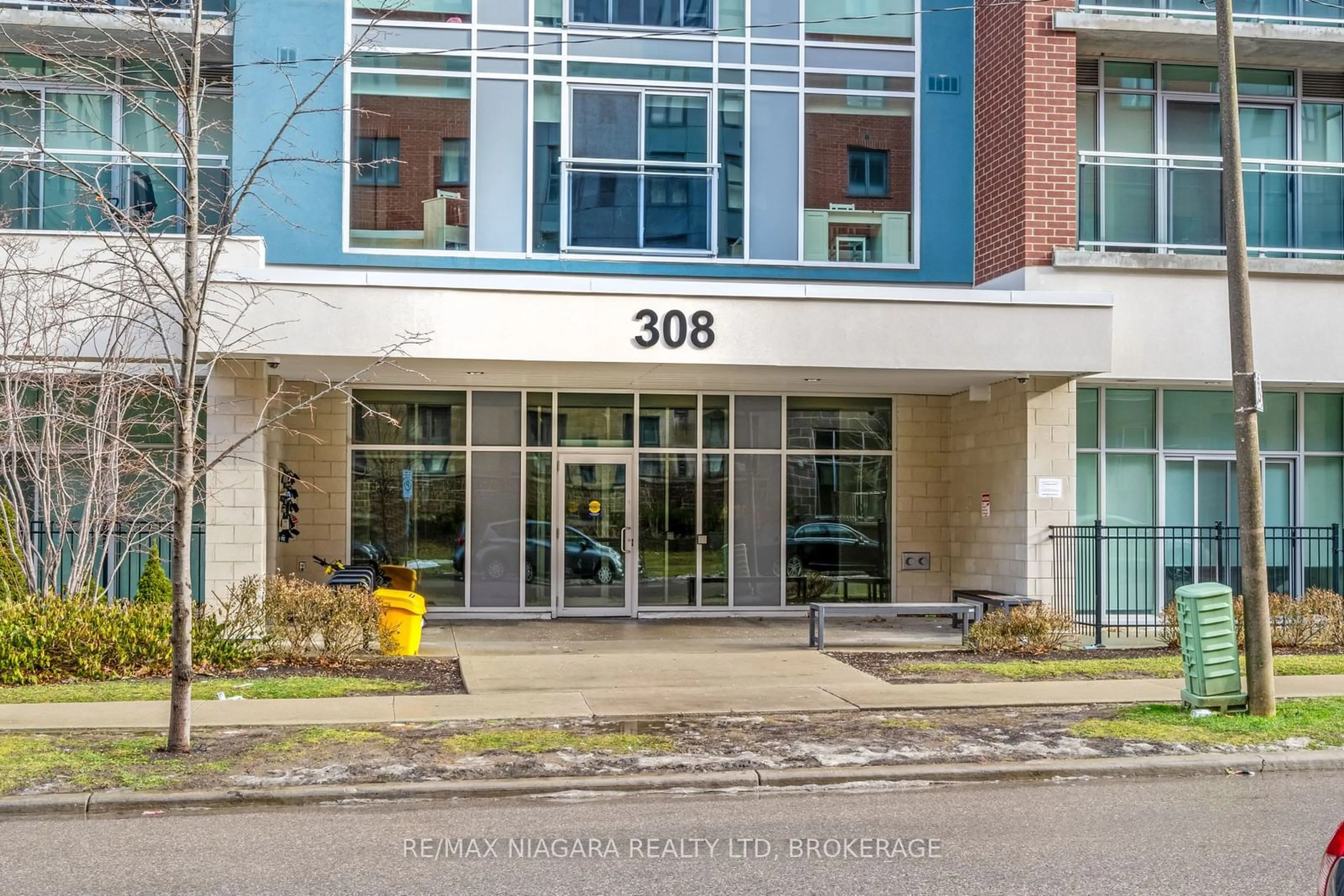 Indoor foyer for 308 Lester St #504, Waterloo Ontario N2L 3W6