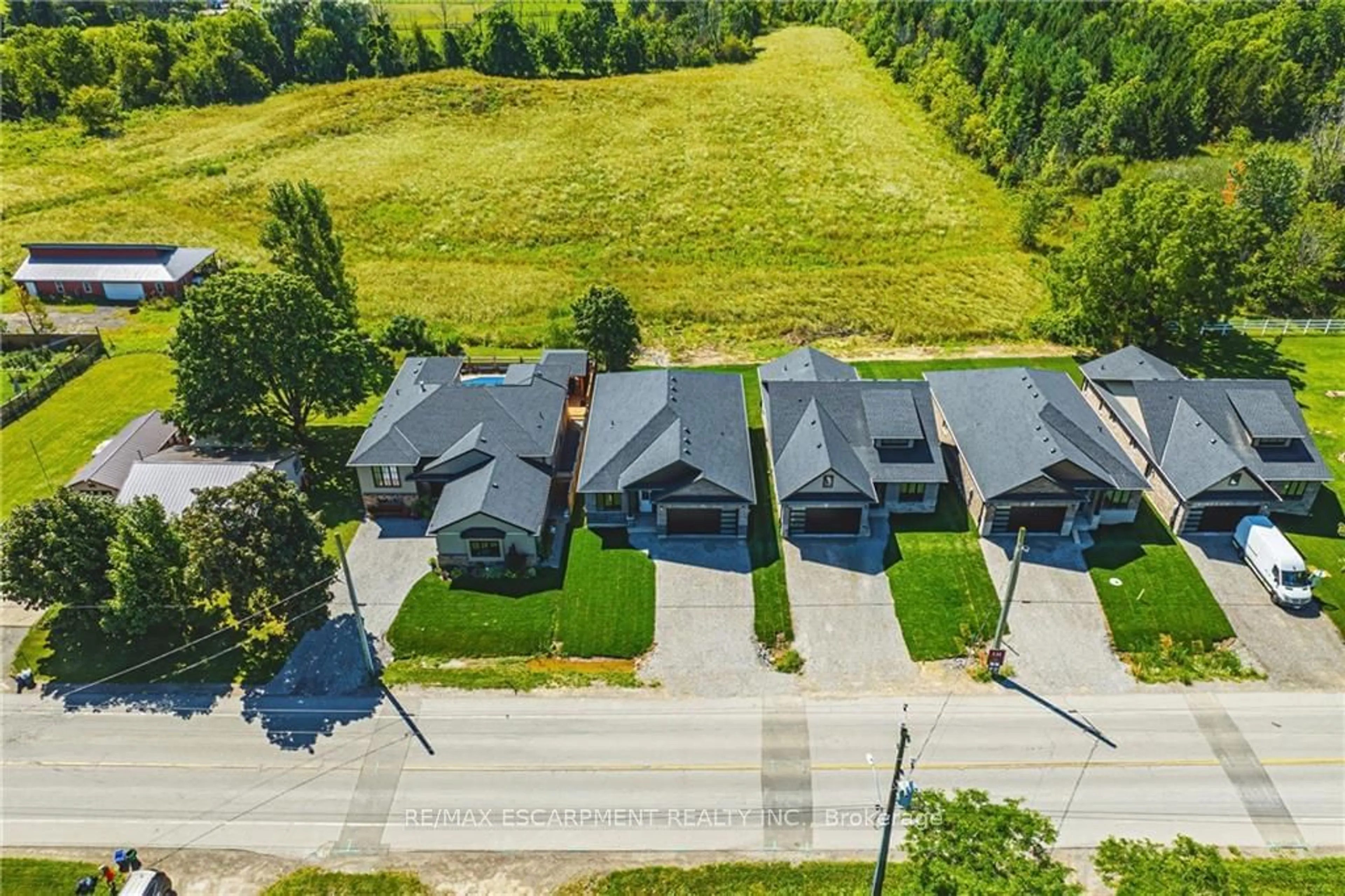 A pic from outside/outdoor area/front of a property/back of a property/a pic from drone, street for 4112 Fly Rd, Lincoln Ontario L0R 1G0