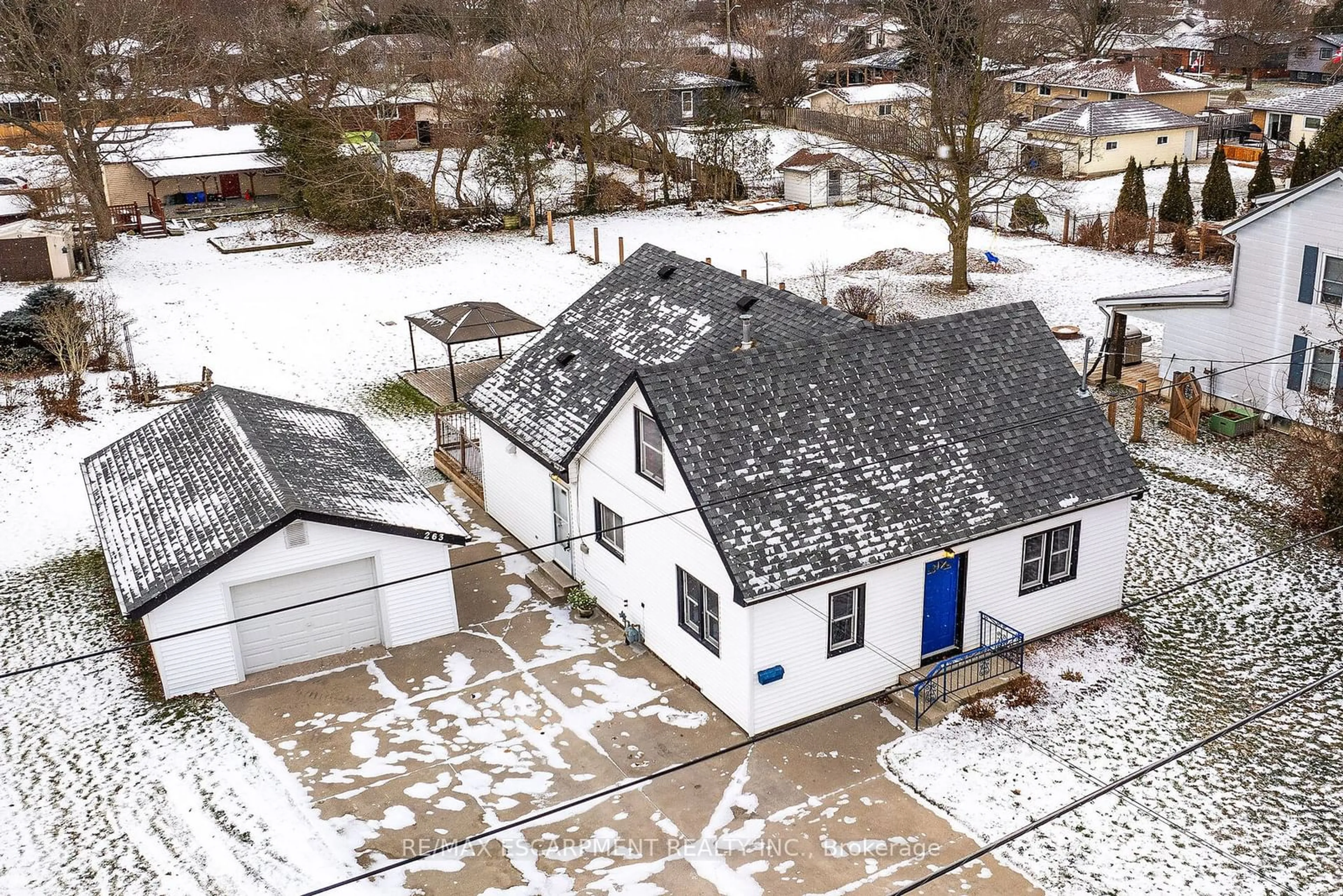 A pic from outside/outdoor area/front of a property/back of a property/a pic from drone, street for 263 Orkney St, Haldimand Ontario N3W 1A9