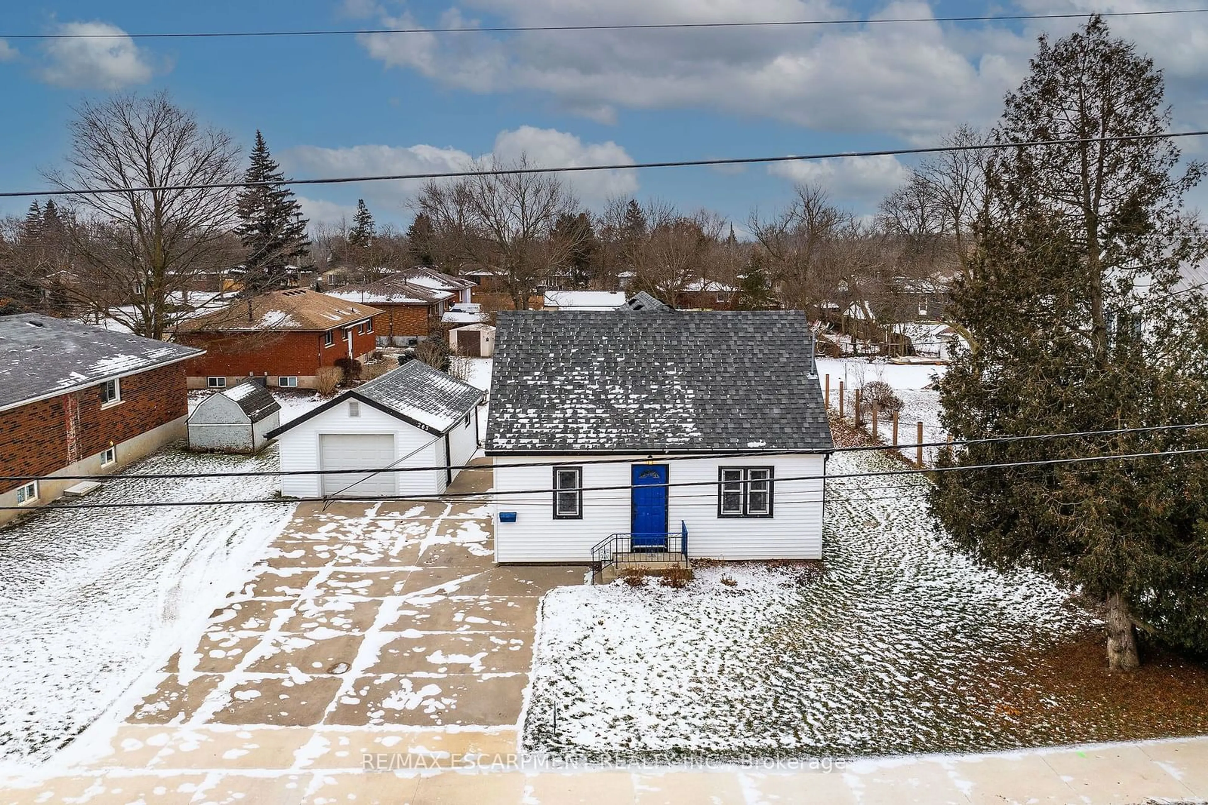 A pic from outside/outdoor area/front of a property/back of a property/a pic from drone, street for 263 Orkney St, Haldimand Ontario N3W 1A9