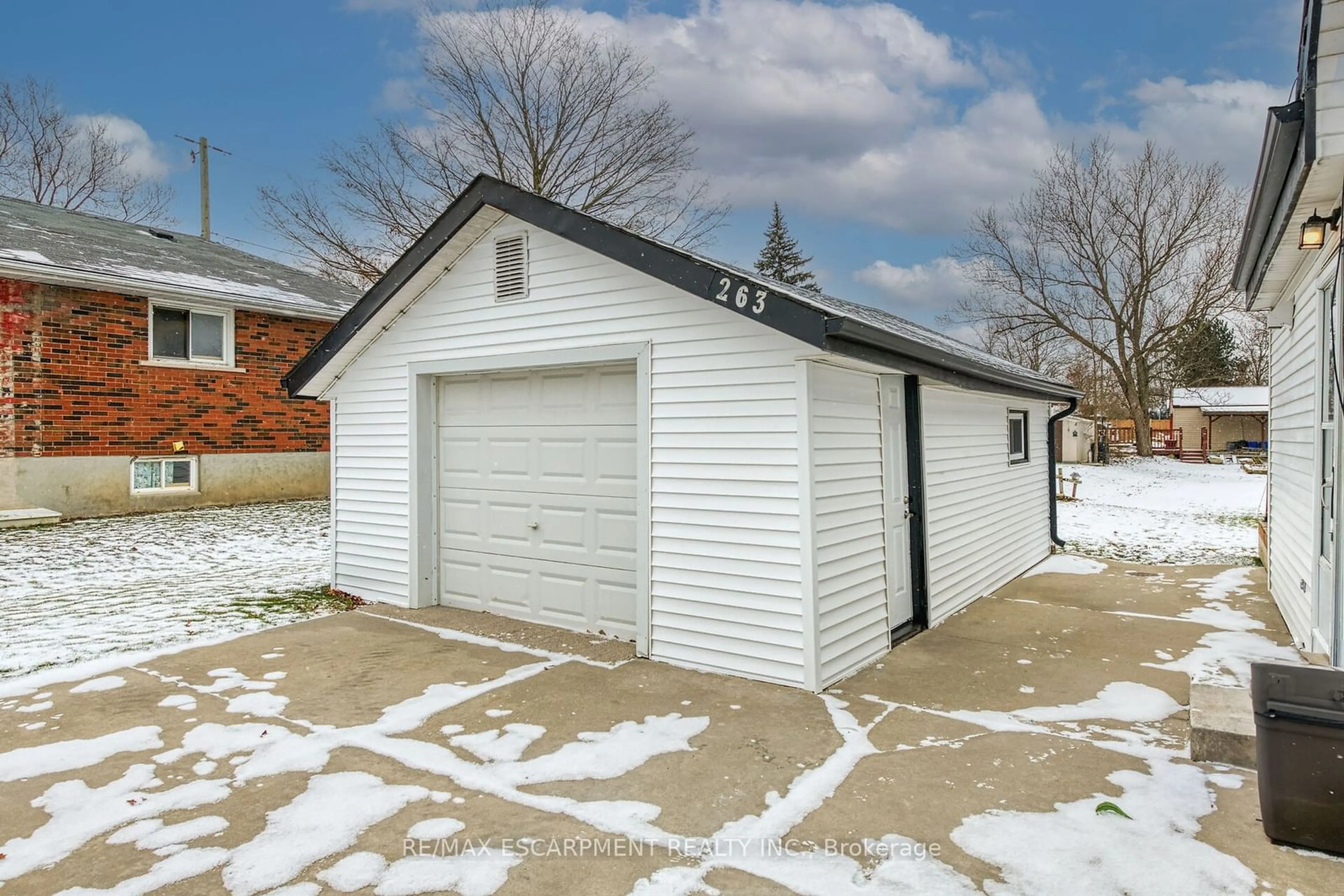 Indoor garage for 263 Orkney St, Haldimand Ontario N3W 1A9