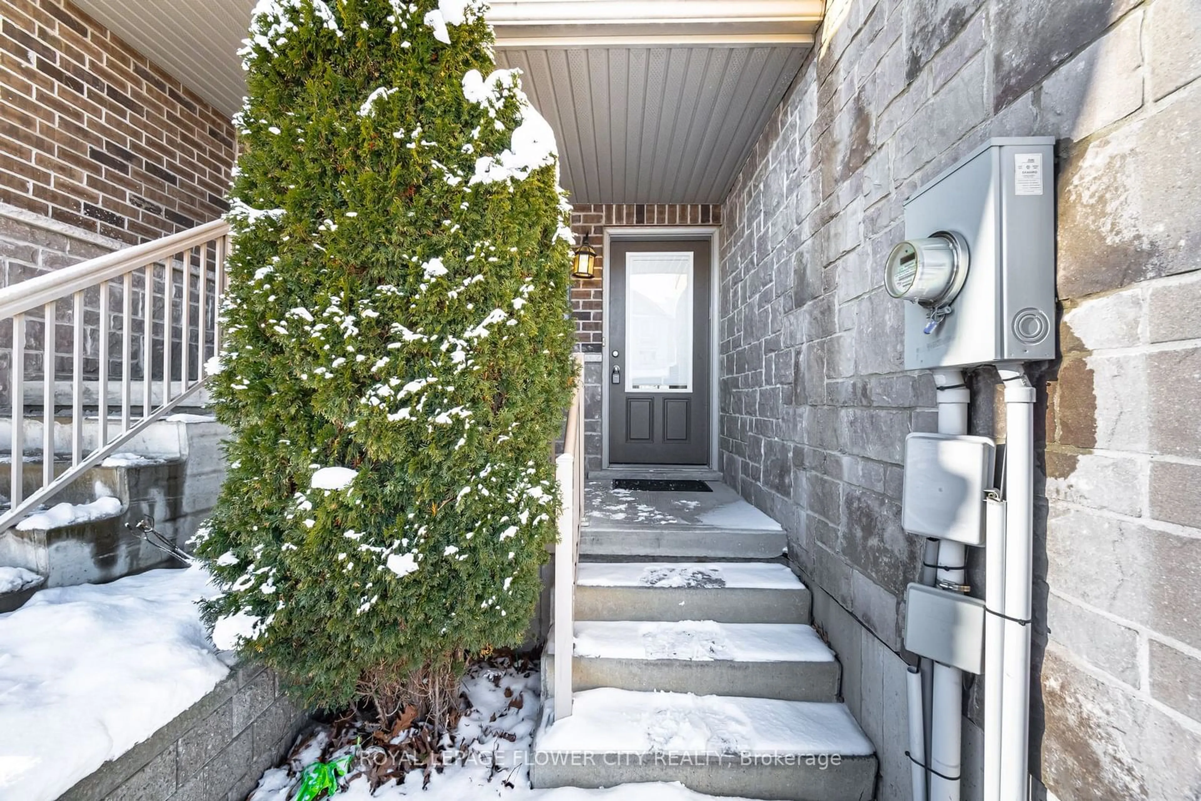 Indoor entryway for 185 Maitland St, Kitchener Ontario N2R 0C3