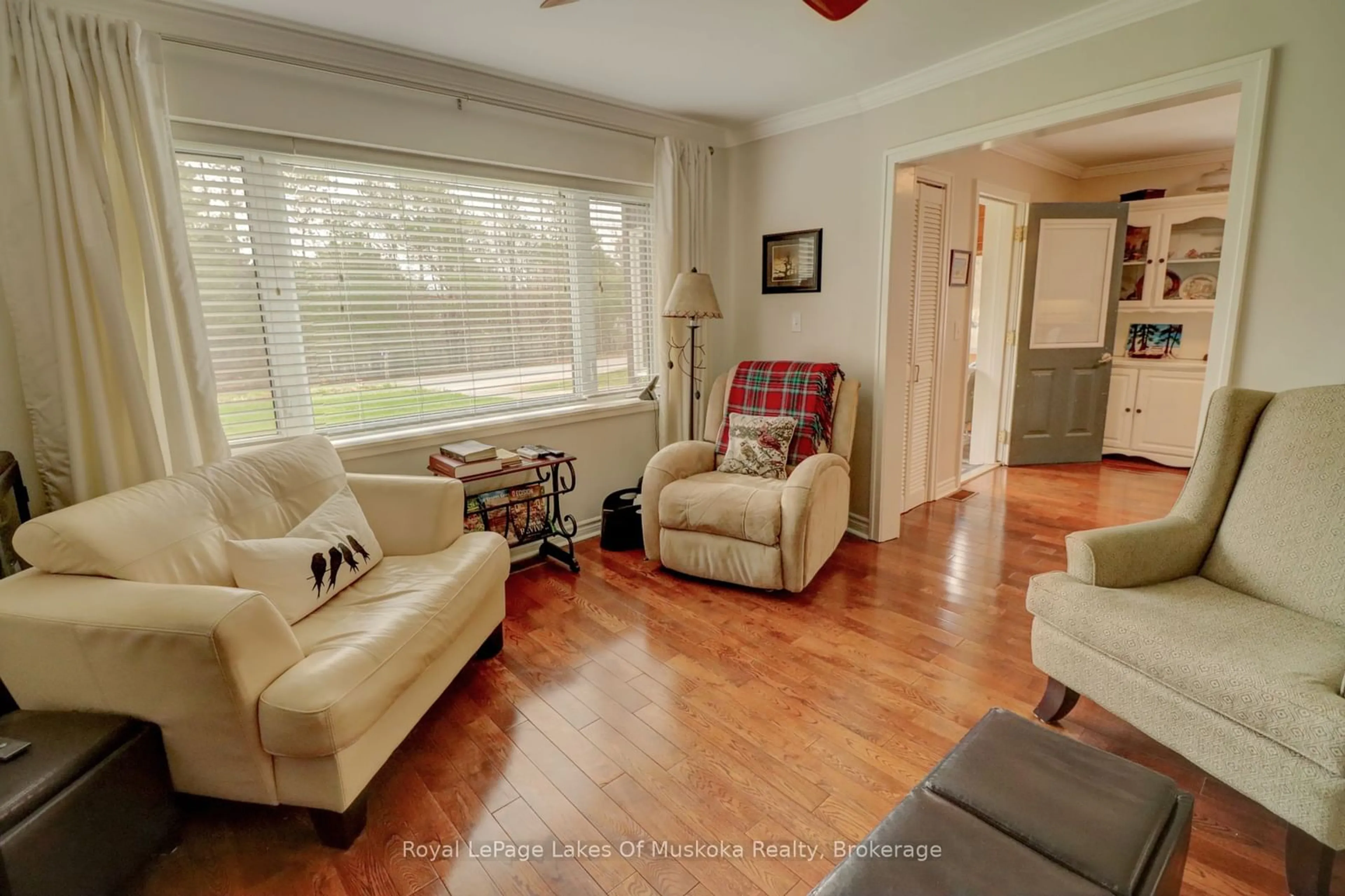 Living room with furniture, unknown for 433 North Mary Lake Rd, Huntsville Ontario P1H 1R9